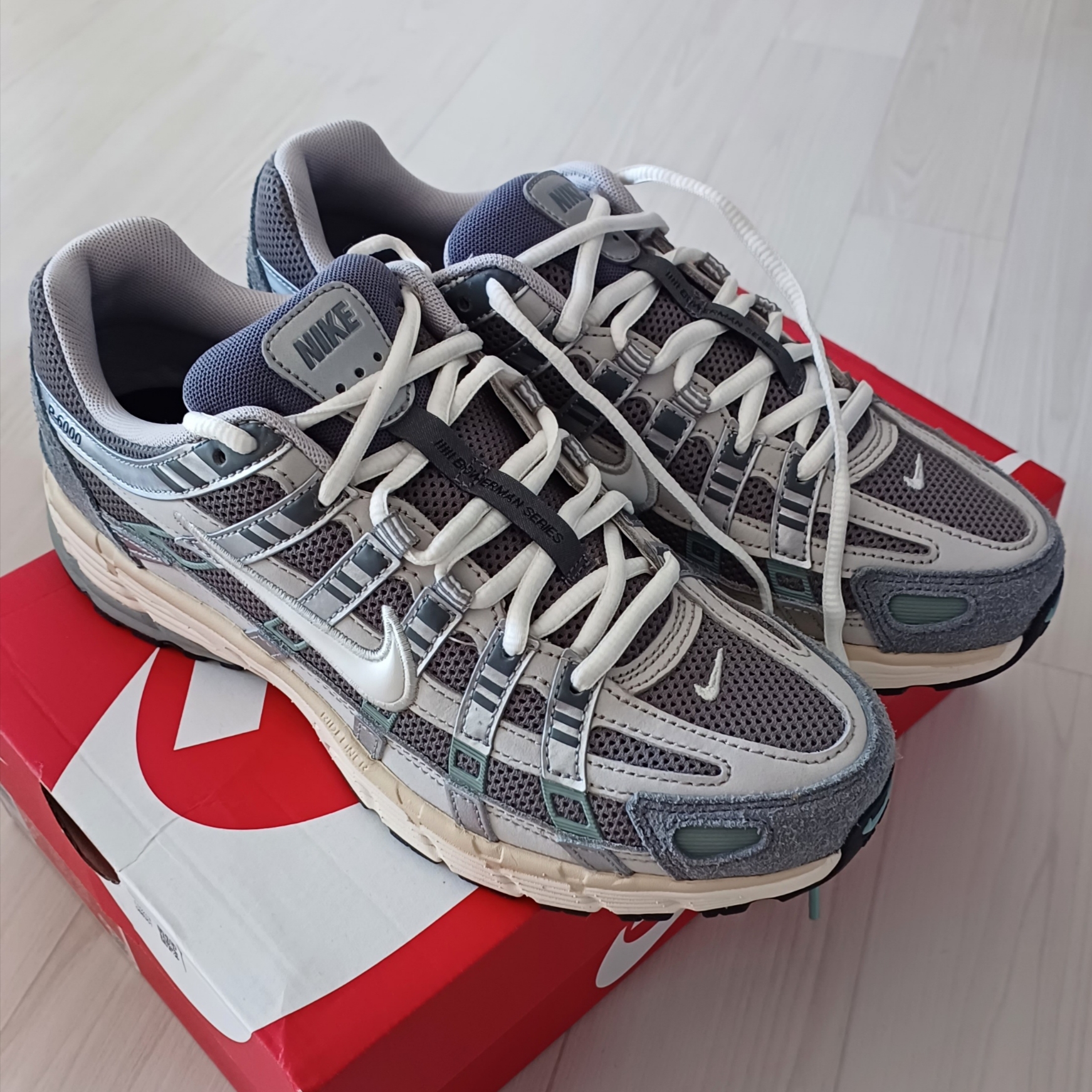 Nike P-6000 Flat Pewter Light Iron Ore 착용 스타일