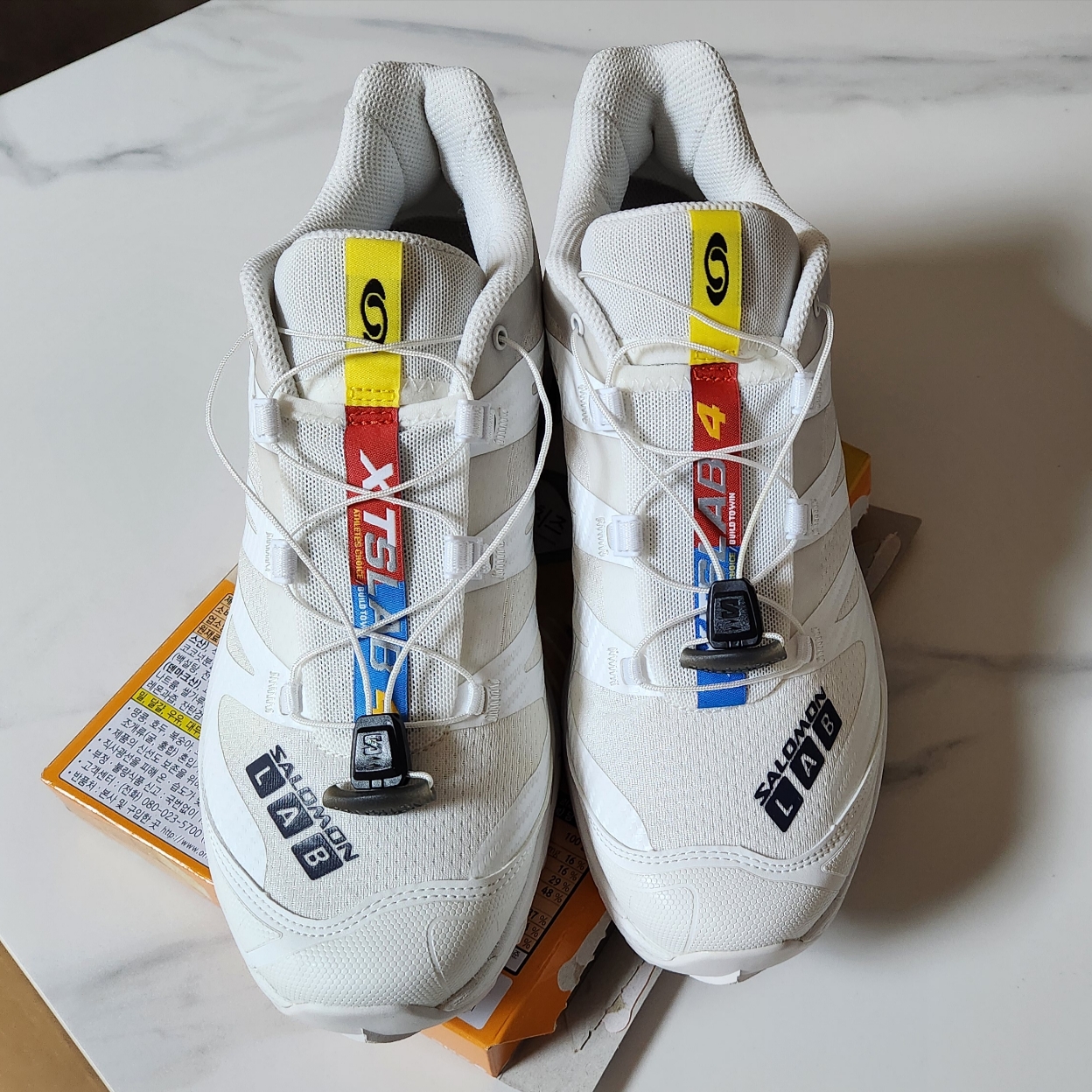 Salomon XT-4 White Lunar Rock 착용 스타일