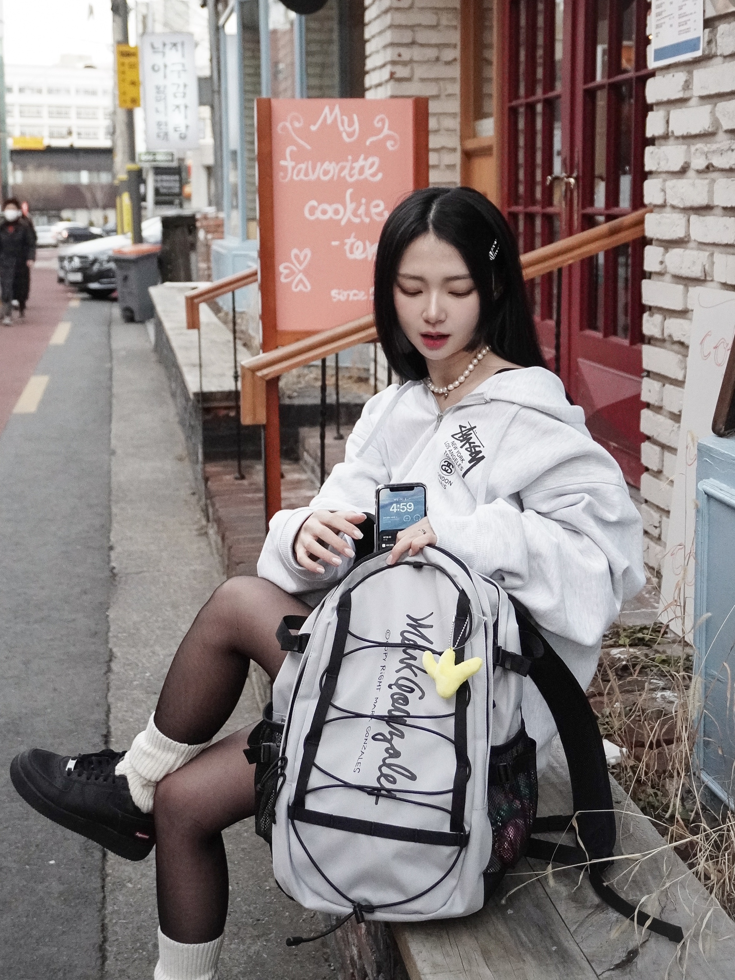 Stussy World Tour Zip Hoodie Ash Heather 2023, Nike x Supreme Air Force 1 Low Black 착용 스타일 - 4