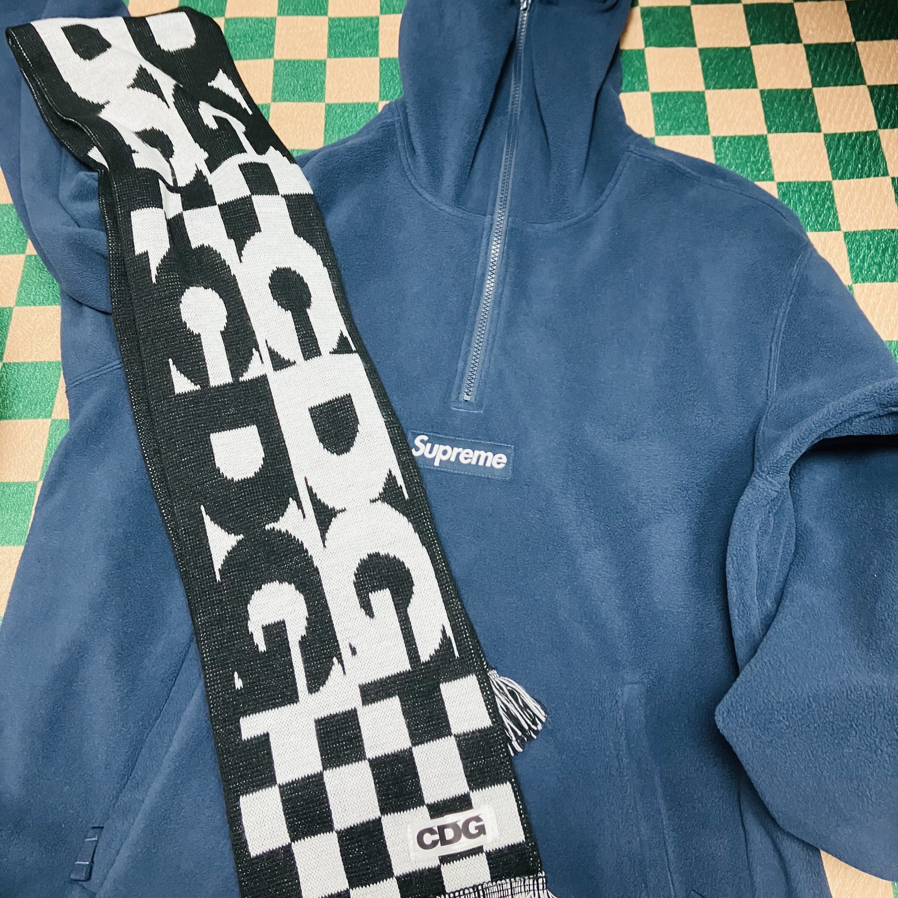 CDG Logo Check Muffler White Black, Supreme Polartec Facemask Half Zip Hooded Sweatshirt Navy - 23FW 착용 스타일