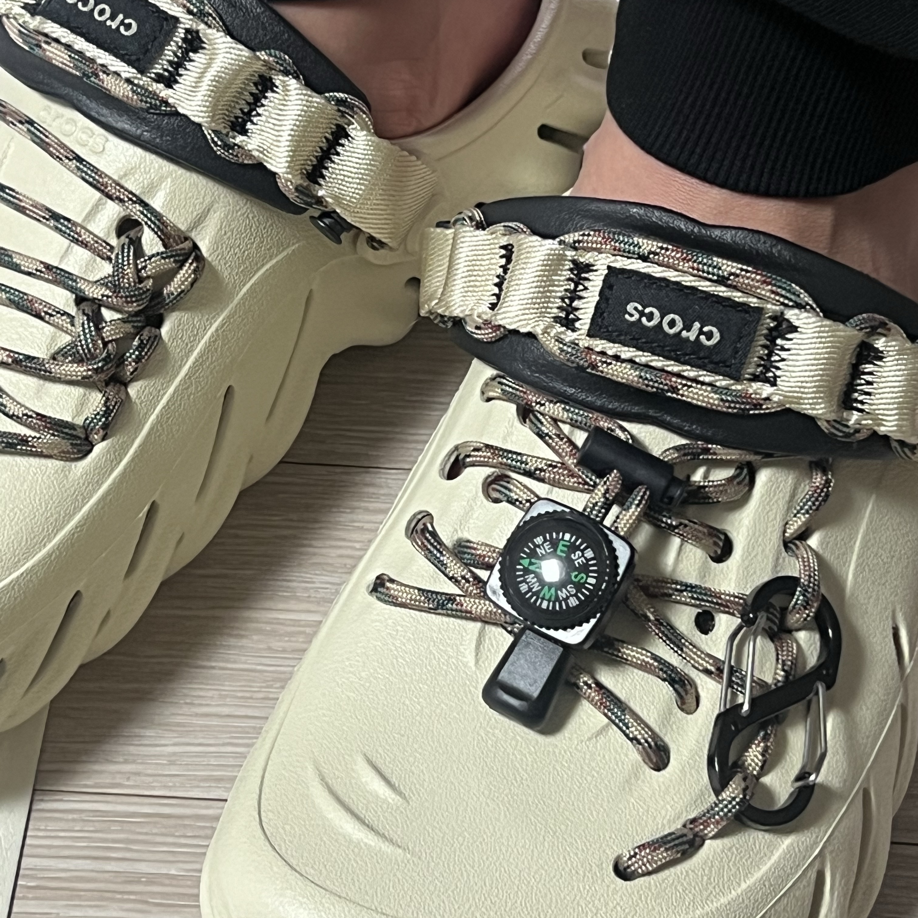 Crocs Echo Clog Bone Black 착용 스타일 - 1
