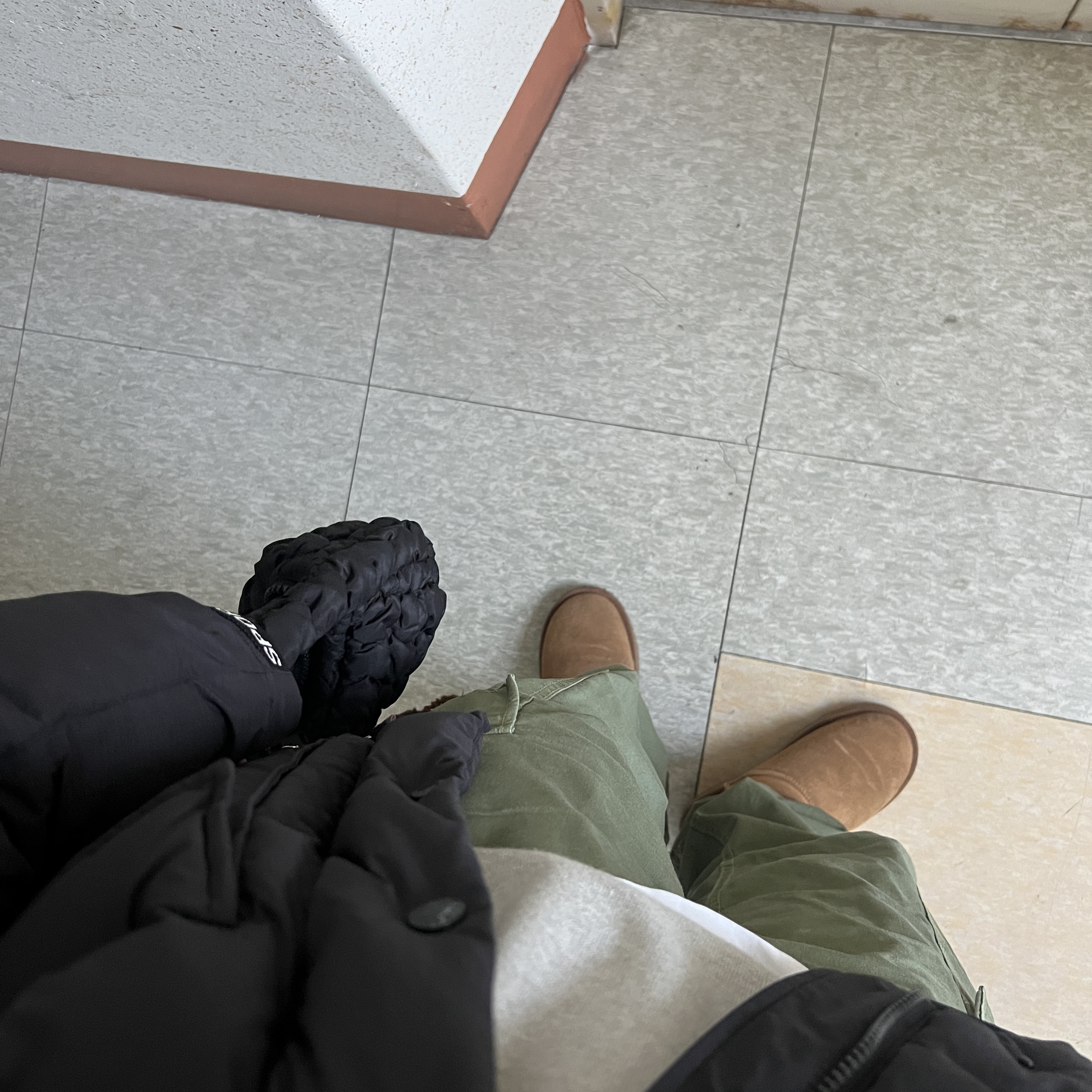 COS Quilted Mini Bag Black, (W) UGG Classic Mini II Boots Chestnut 착용 스타일