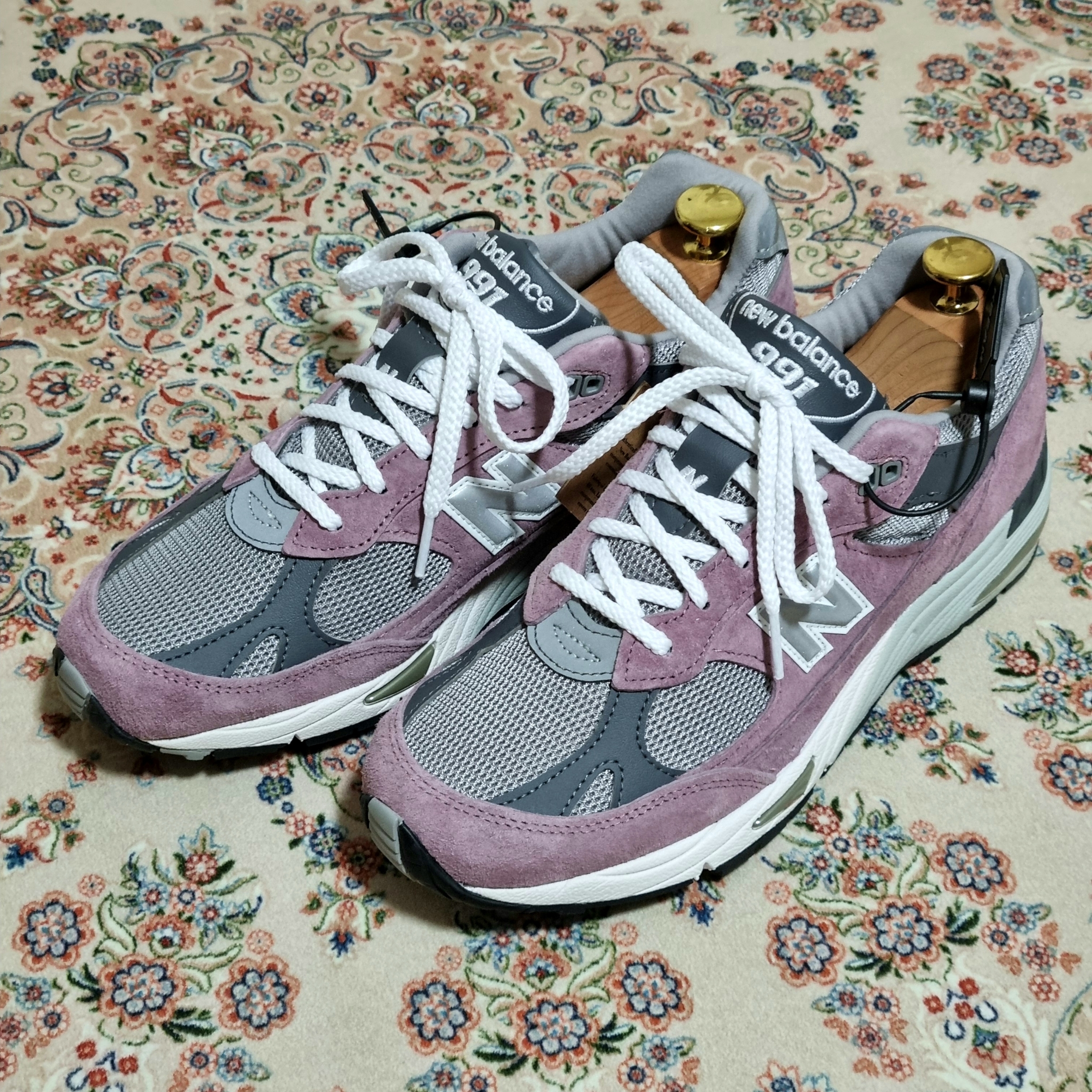 New Balance 991 Made in UK Pink Grey 착용 스타일 - 2