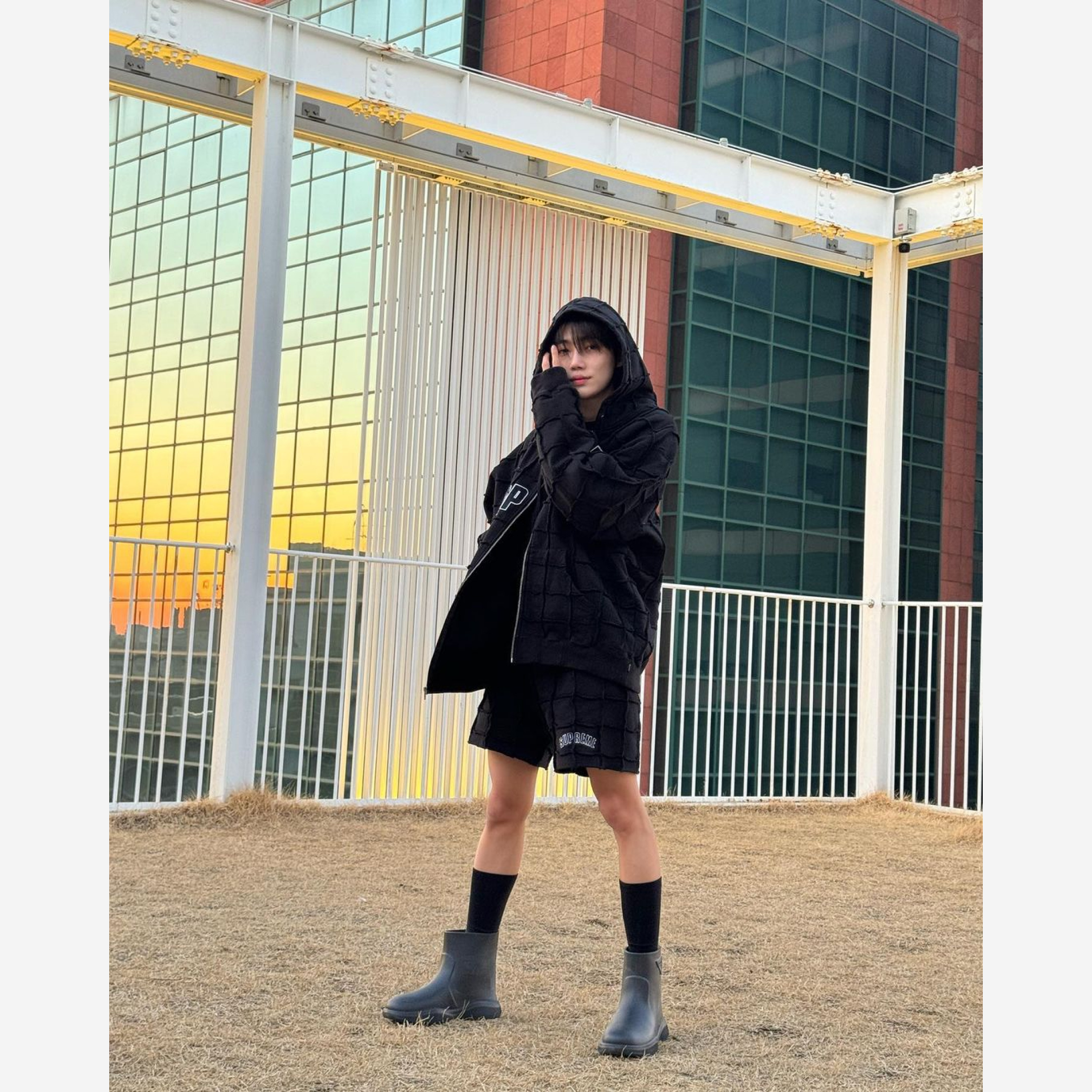 Prada Mellow Rubber Boots Black 착용 스타일 - 2