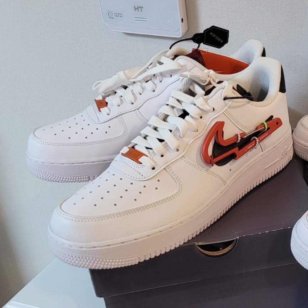 Nike Air Force 1 '07 PRM Carabiner Red 착용 스타일