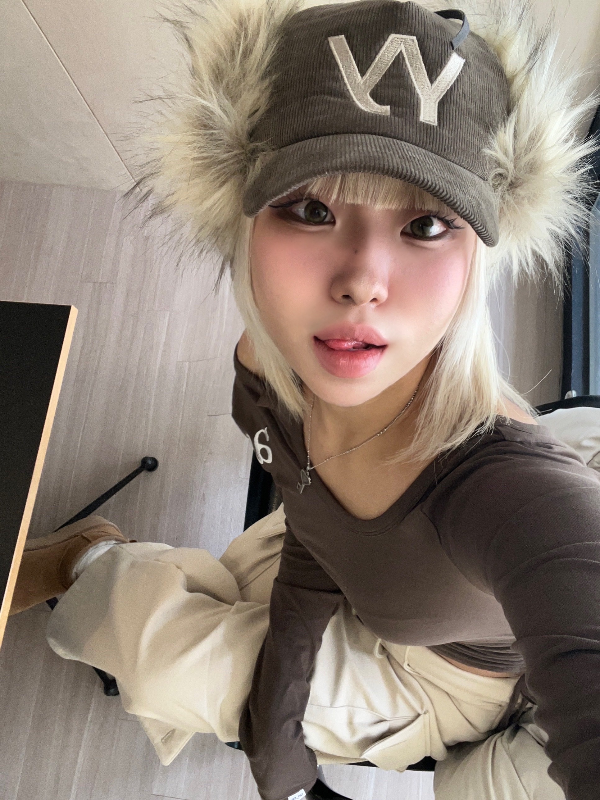 (W) UGG Classic Ultra Mini Platform Boots Chestnut, Open Yy Faux Fur Corduroy Earflap Cap Khaki 착용 스타일