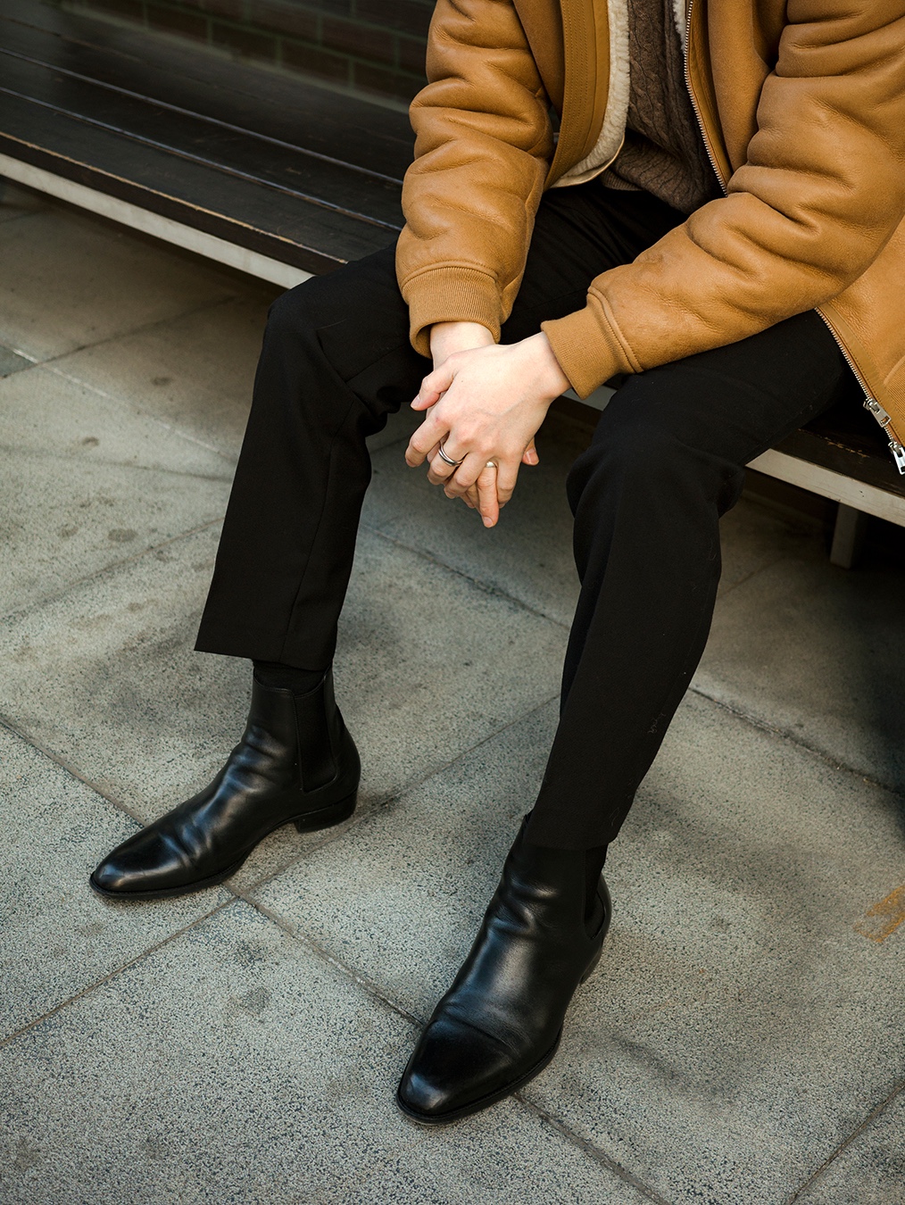 Saint Laurent Wyatt Chelsea Boots in Smooth Leather Black 착용 스타일 - 2