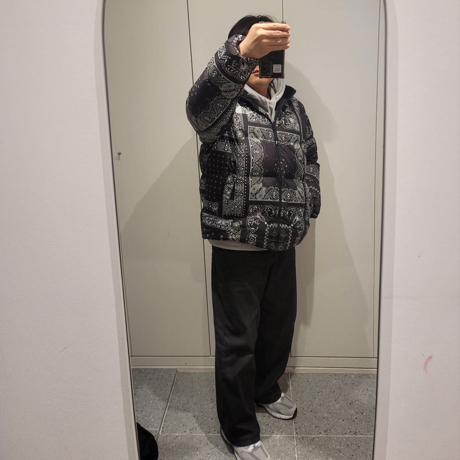 The North Face Novelty Lofty Down Jacket Real Black, New Balance 530 Grey 착용 스타일