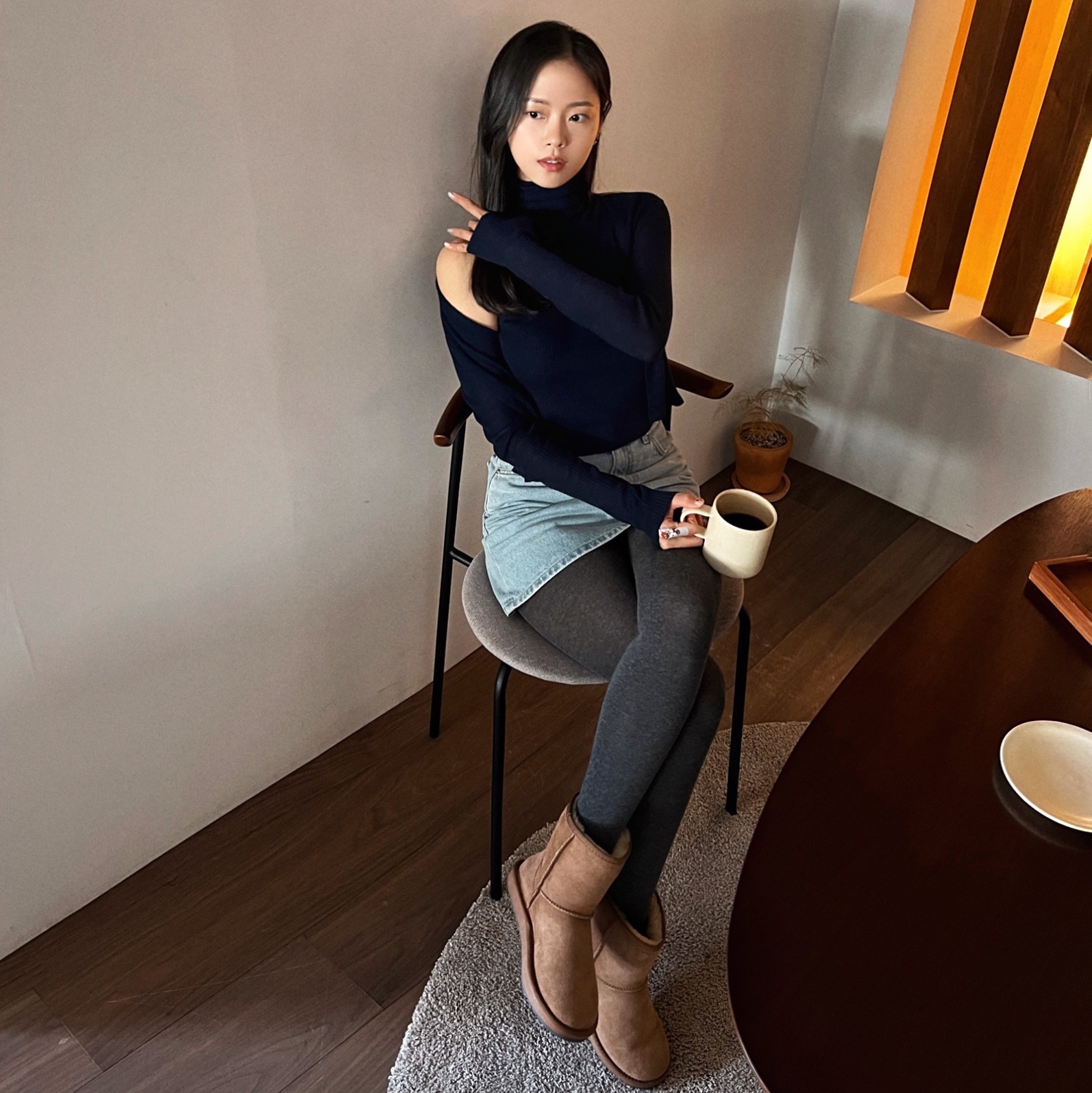 (W) UGG Classic Short II Boots Chestnut 착용 스타일 - 1