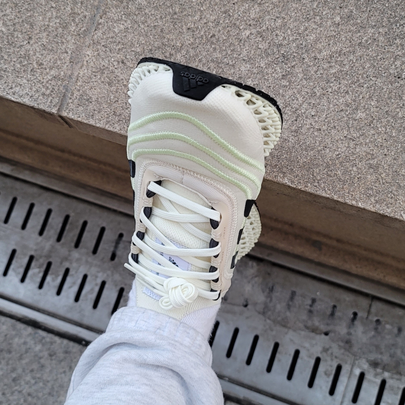 Adidas x Parley 4D FWD Off White 착용 스타일 - 4
