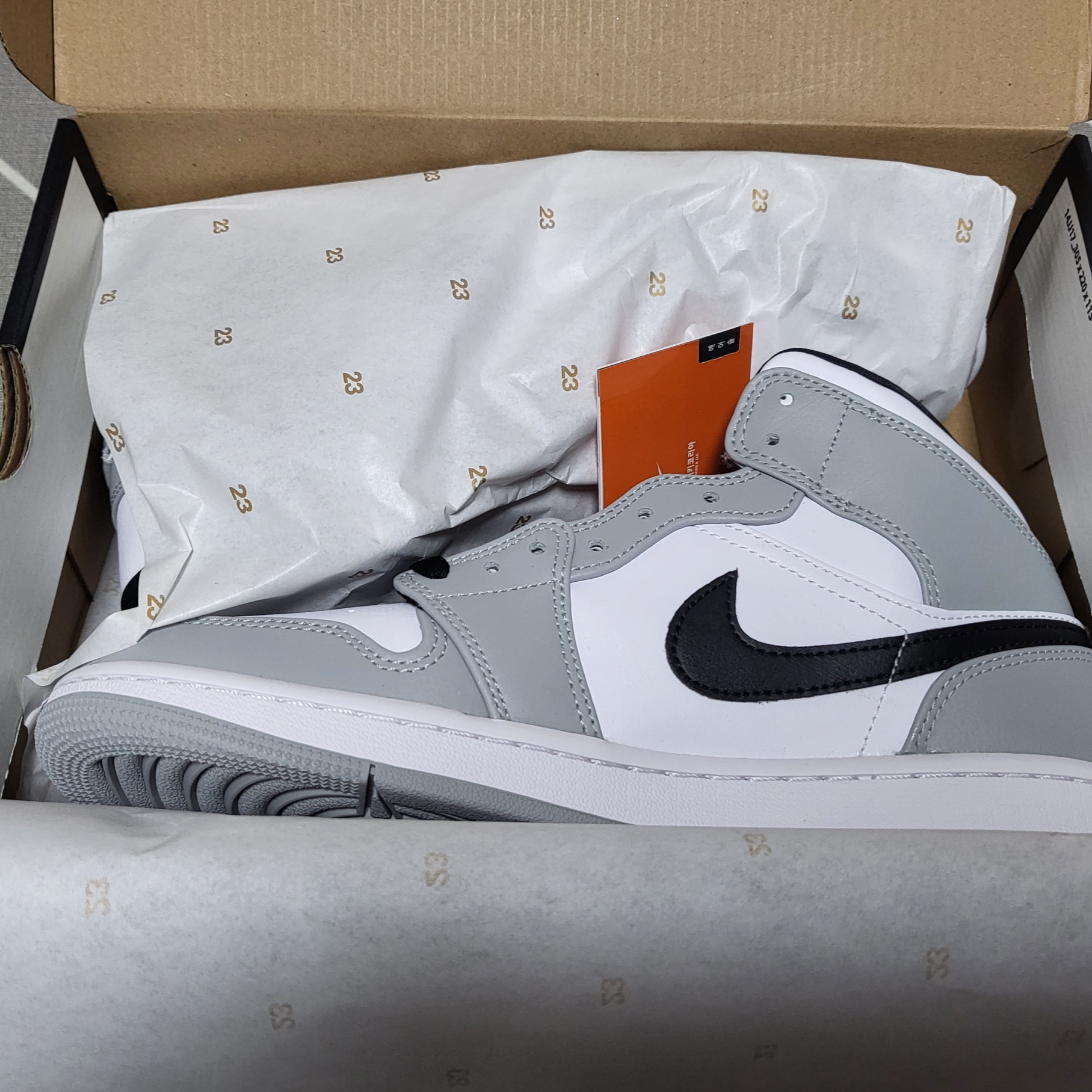 Jordan 1 Mid Light Smoke Grey 착용 스타일