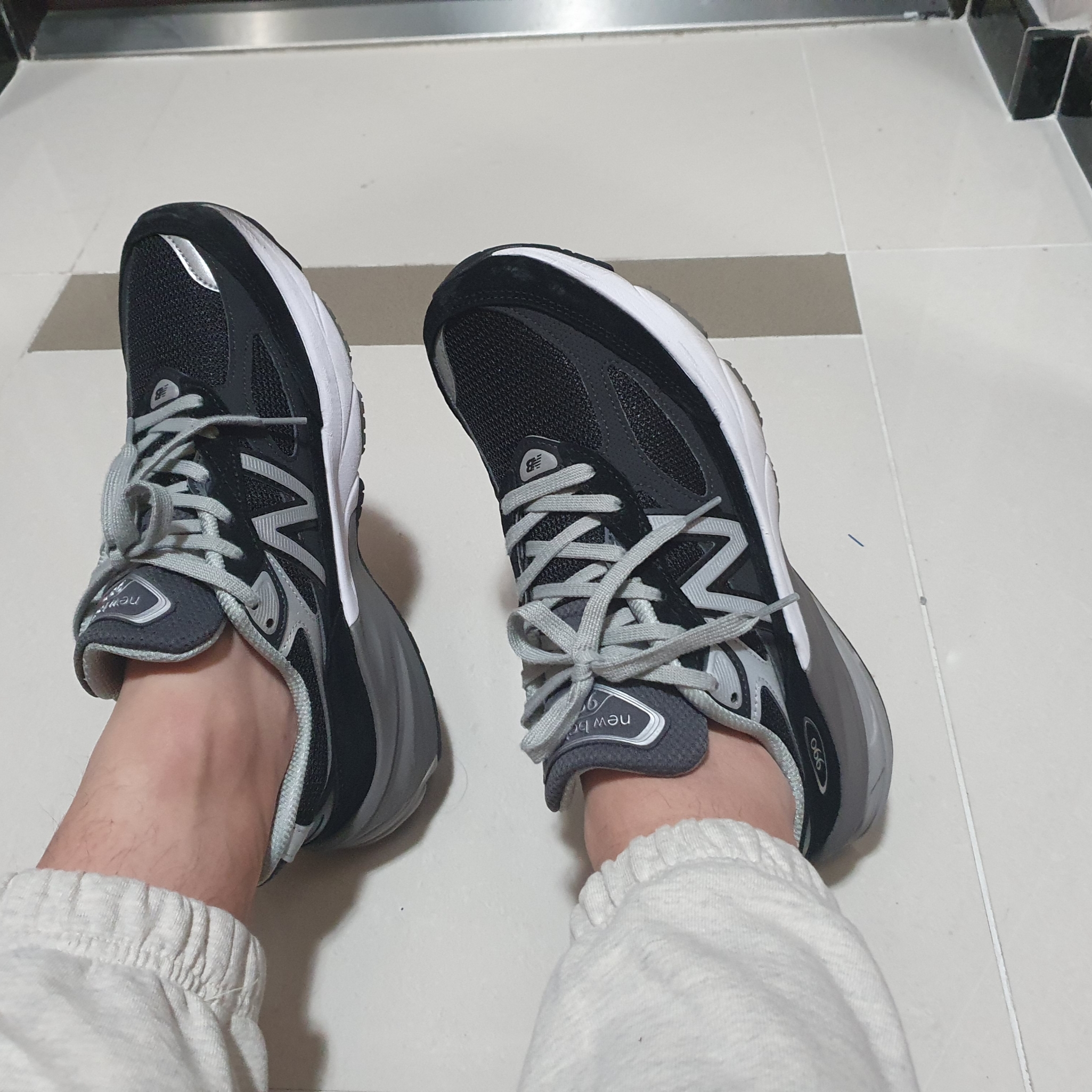 New Balance 990v6 Made in USA Black White 착용 스타일