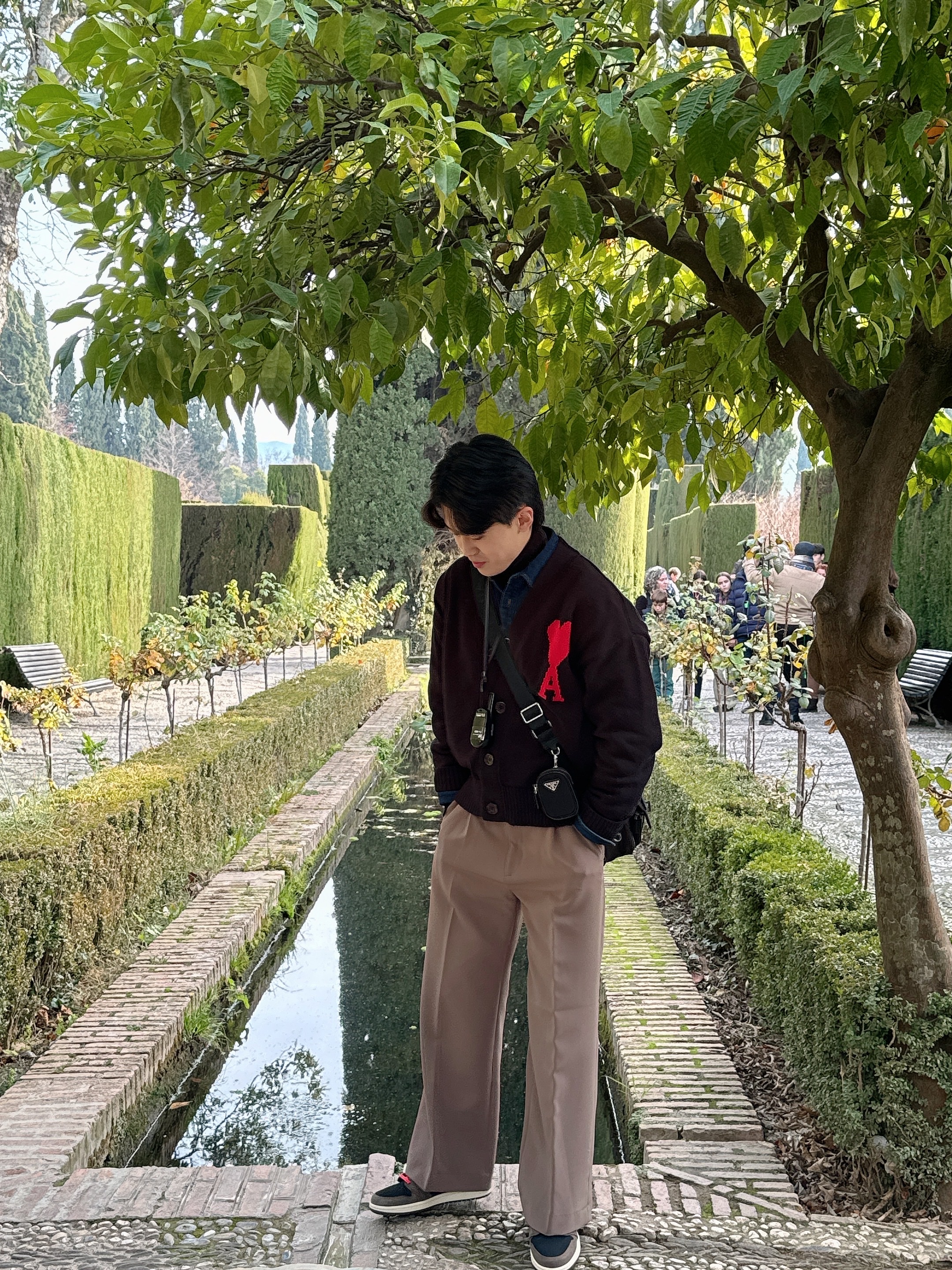 AMI de Coeur Oversize Intarsia Cardigan Black, Jordan 1 x Travis Scott Retro Low OG SP Mocha 착용 스타일