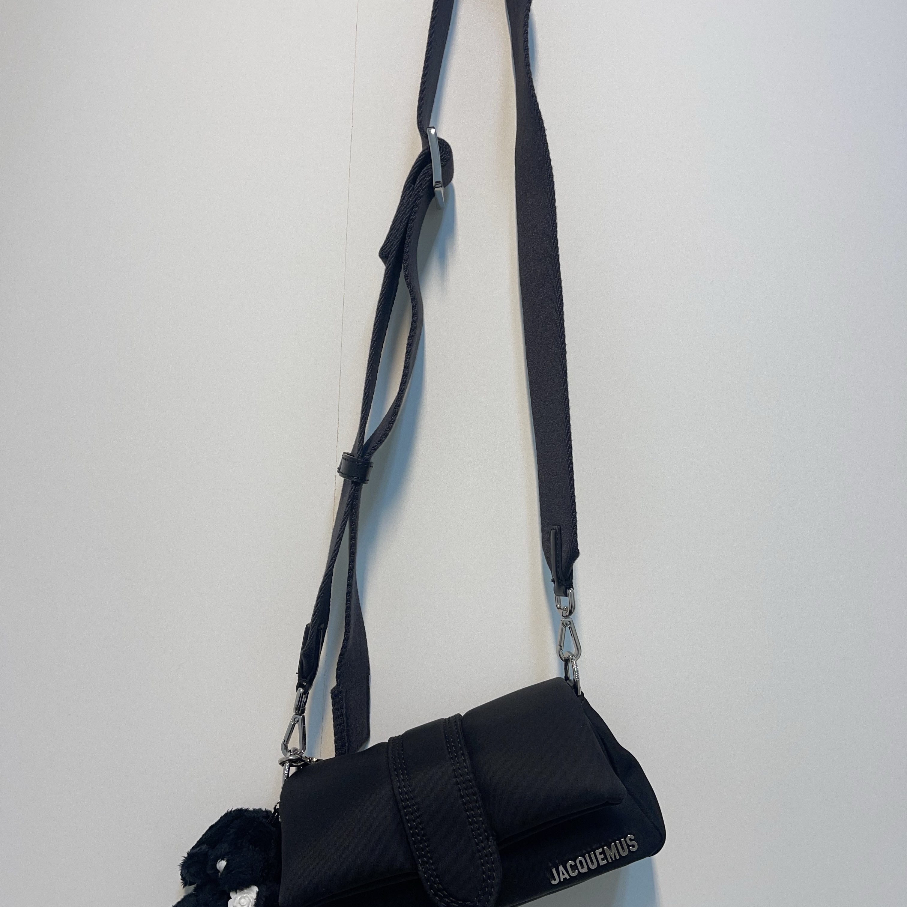 Jacquemus Le Petit Bambimou Nylon Mini Puffed Nylon Bag Black 착용 스타일