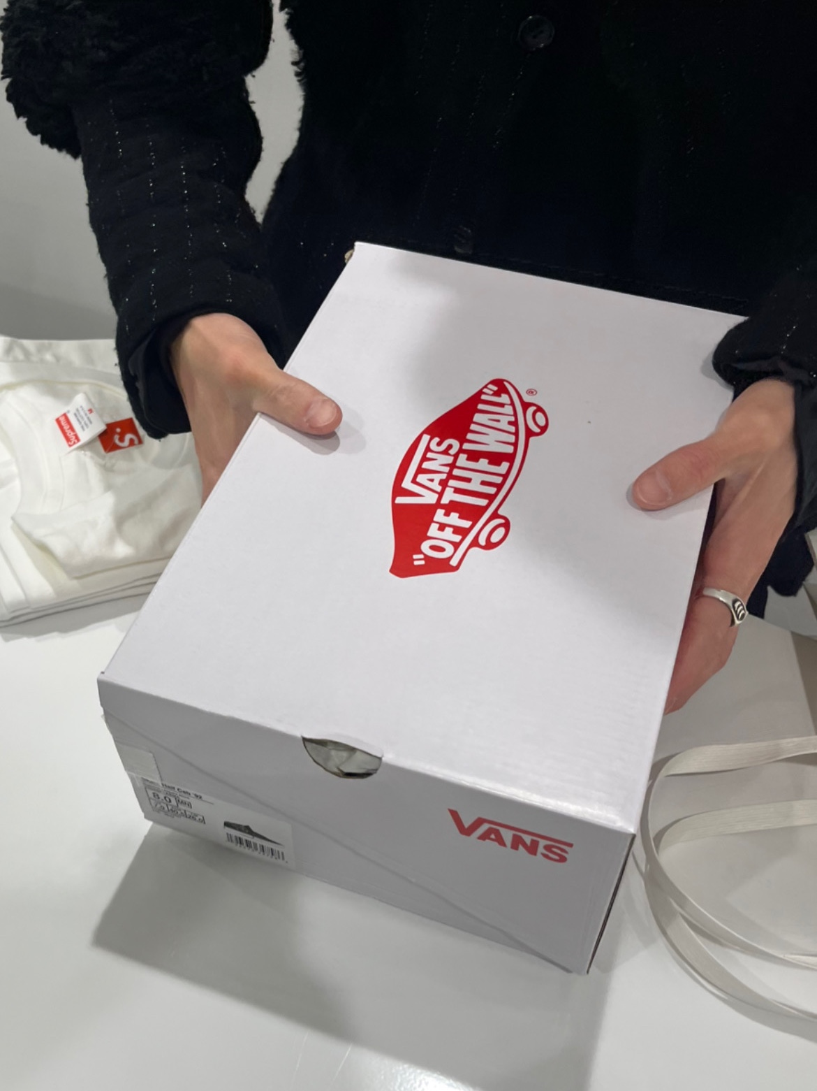 Vans x Supreme Leopard Half Cab Black, Supreme Ying Yang T-Shirt White - 23FW 착용 스타일 - 1