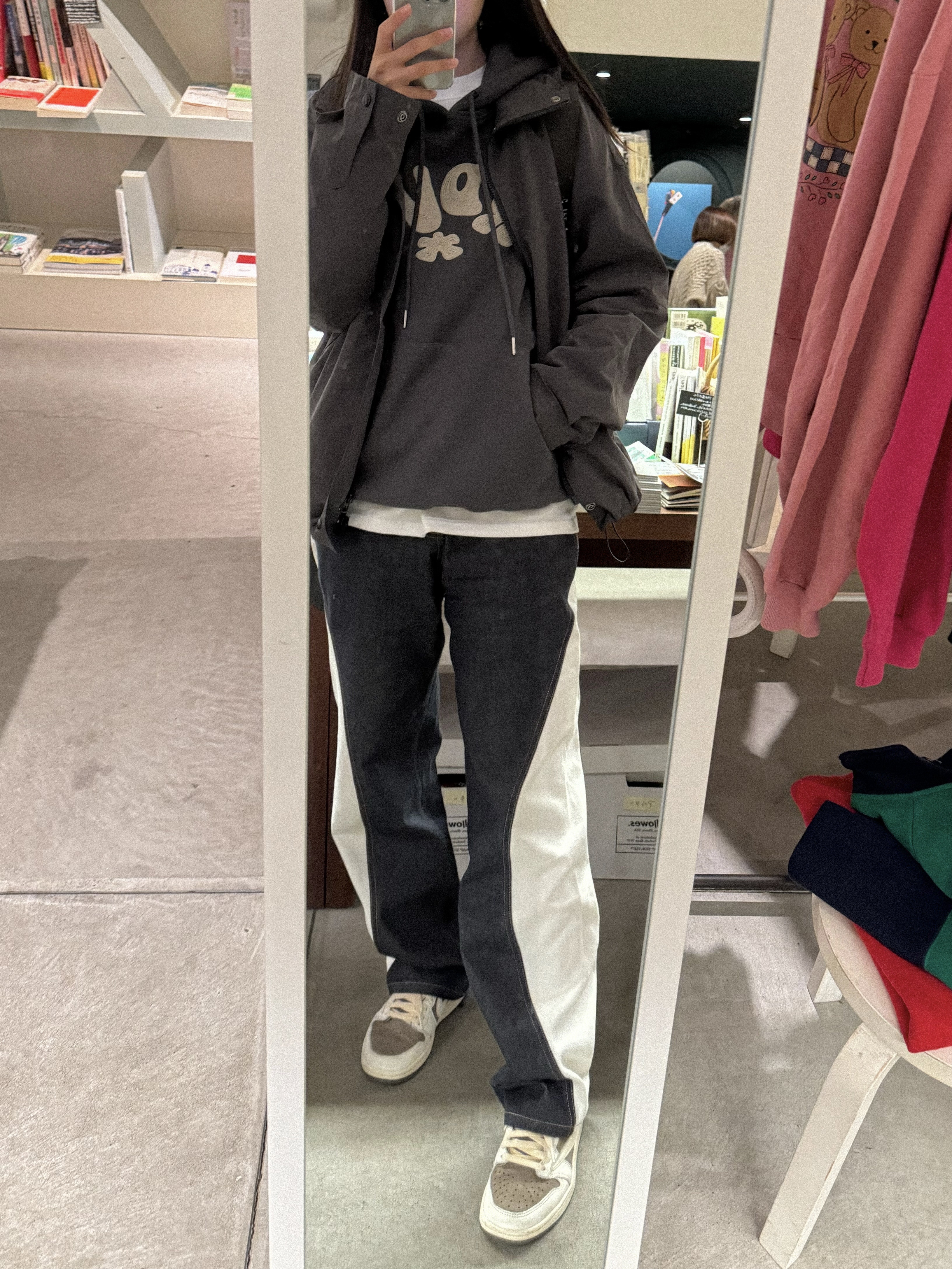 Jordan 1 x Travis Scott Retro Low OG SP Sail and Ridgerock 착용 스타일