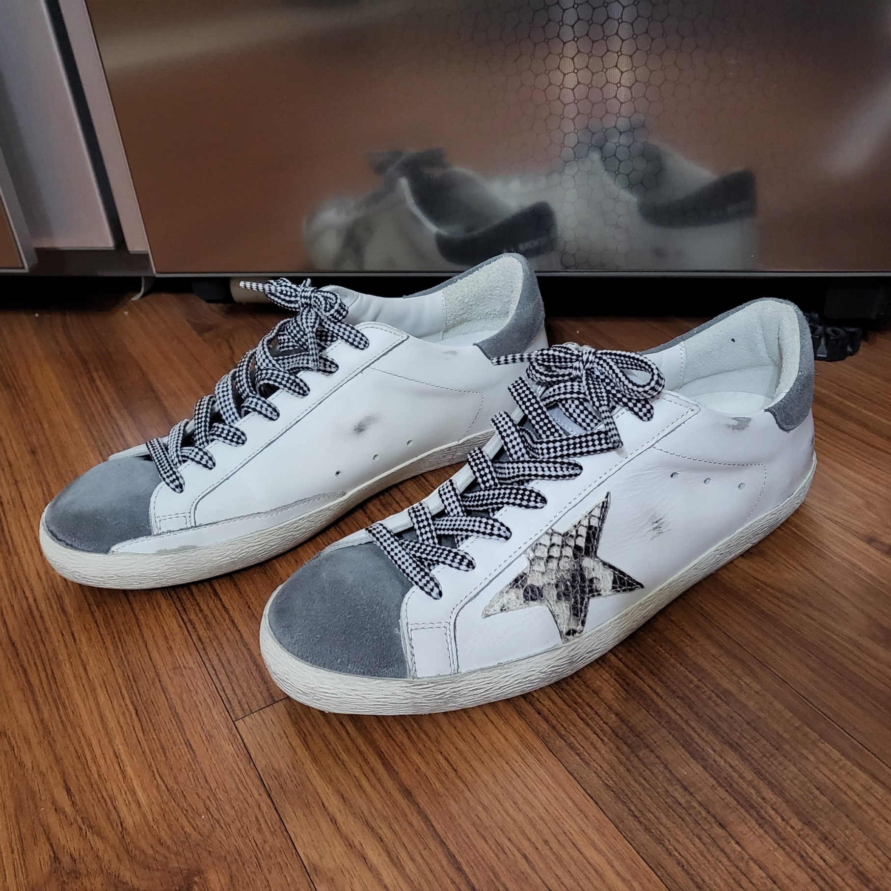 Golden Goose Superstar White Grey Heel Tab Sneakers 착용 스타일
