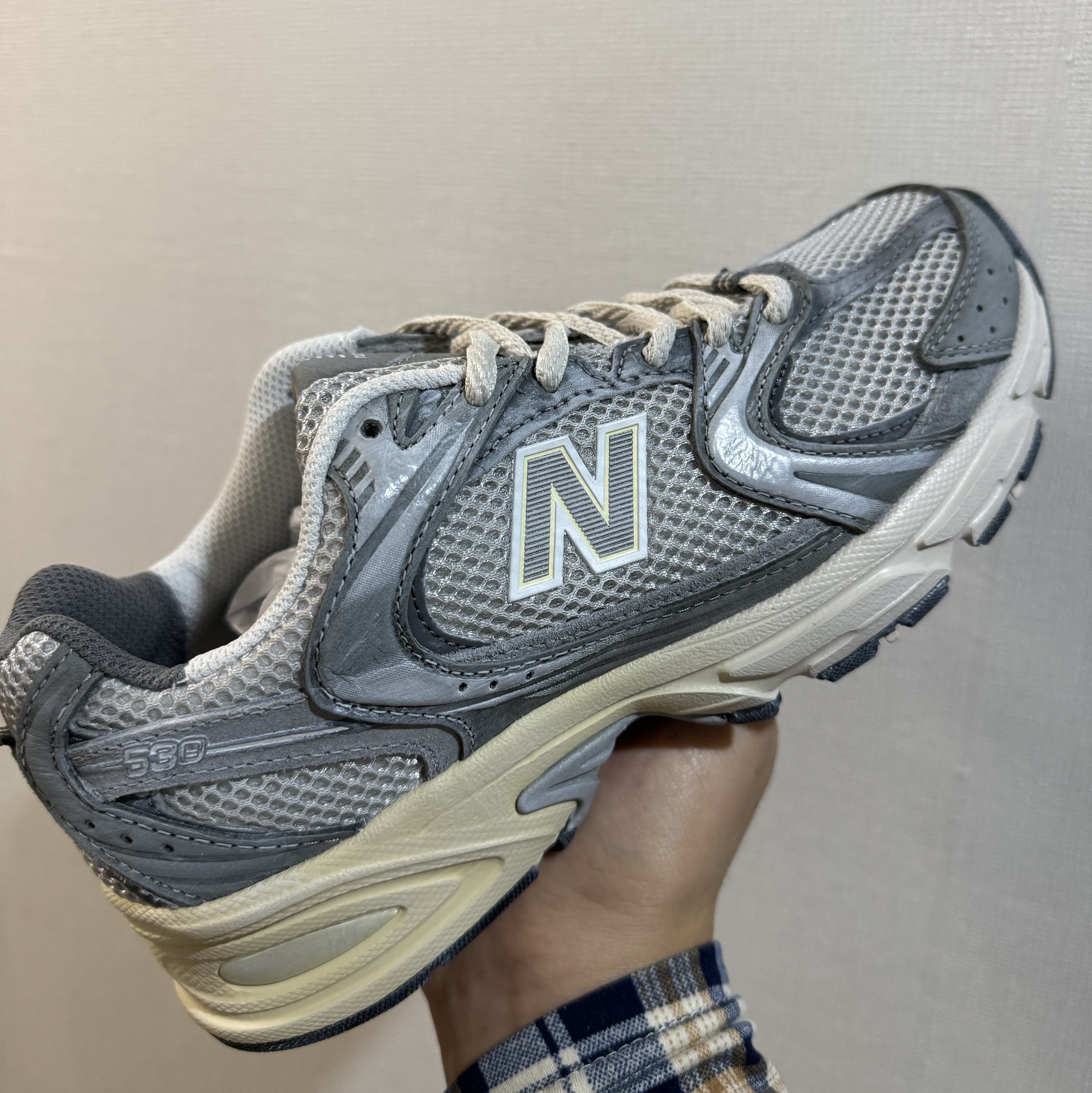 New Balance 530 Premium Vintage Grey Matter 착용 스타일