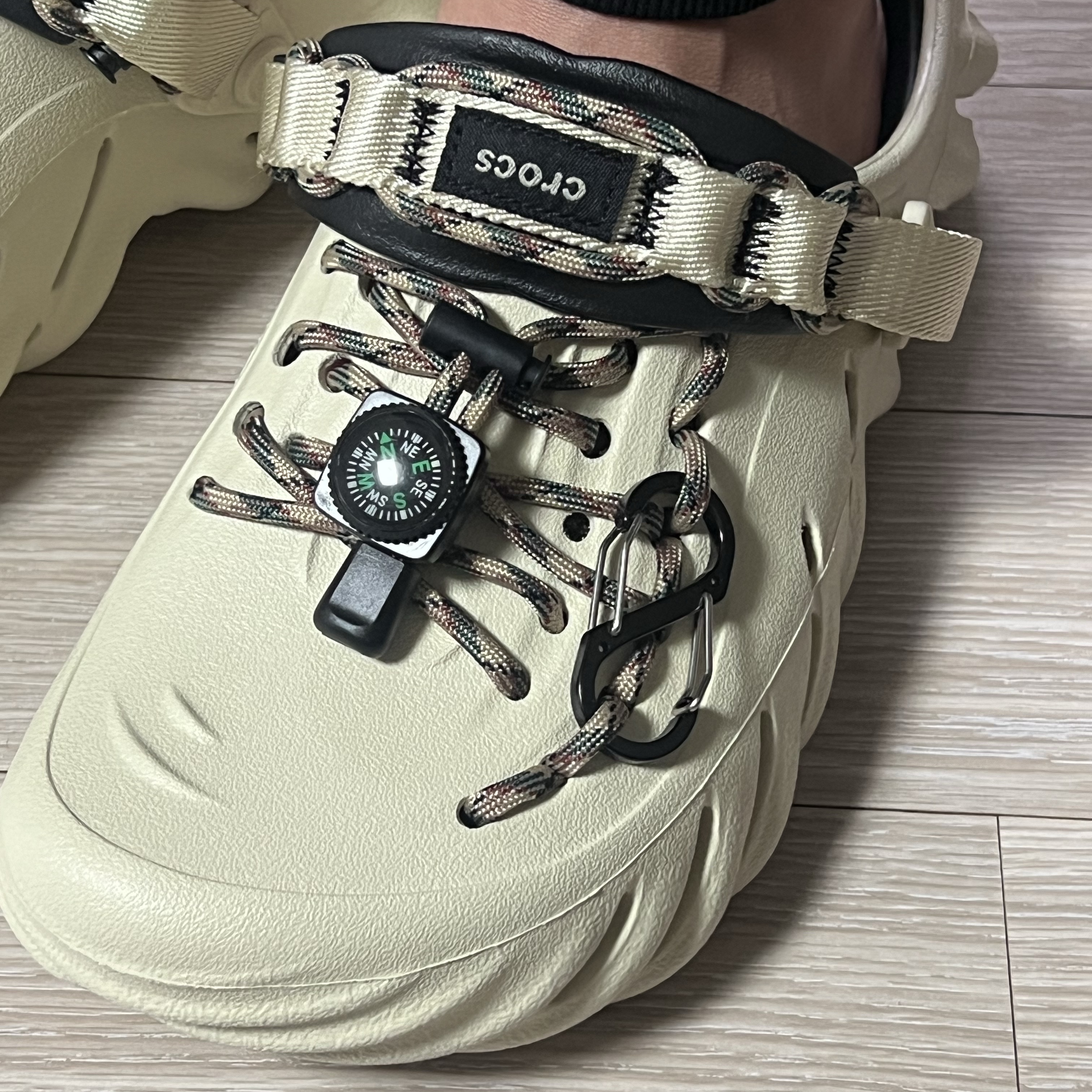 Crocs Echo Clog Bone Black 착용 스타일 - 2