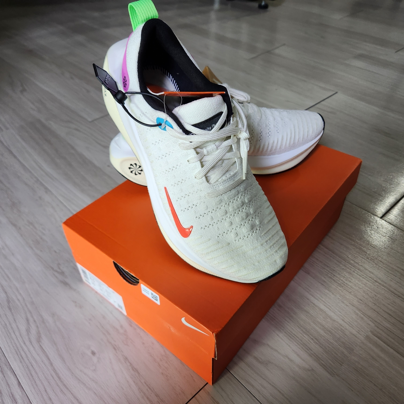 Nike Infinity Run 4 SE White Fuchsia Dream 착용 스타일 - 2