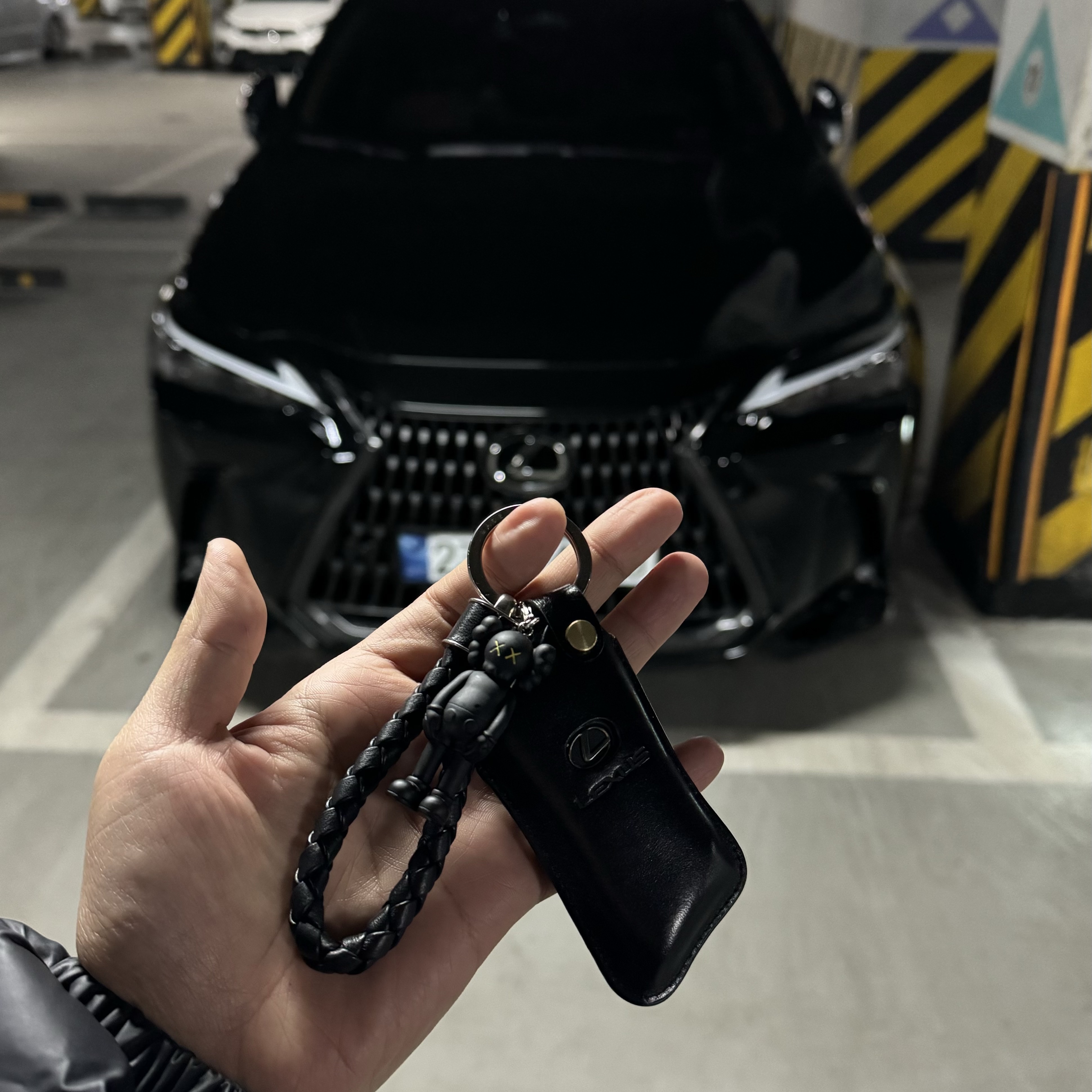Kaws Tokyo First Companion Keychain Black, Bottega Veneta Intreccio Keyring Black 착용 스타일