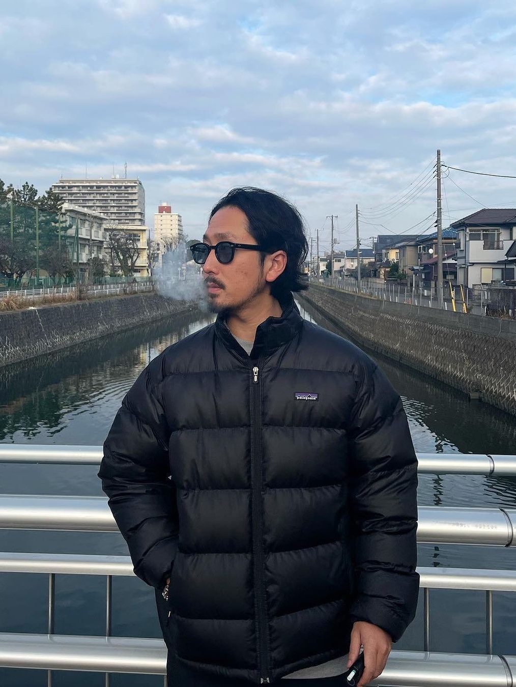 파타고니아 다운 스웨터 블랙, 파타고니아 리버시블 사일런트 다운 자켓 뉴 네이비 착용 스타일 - 2