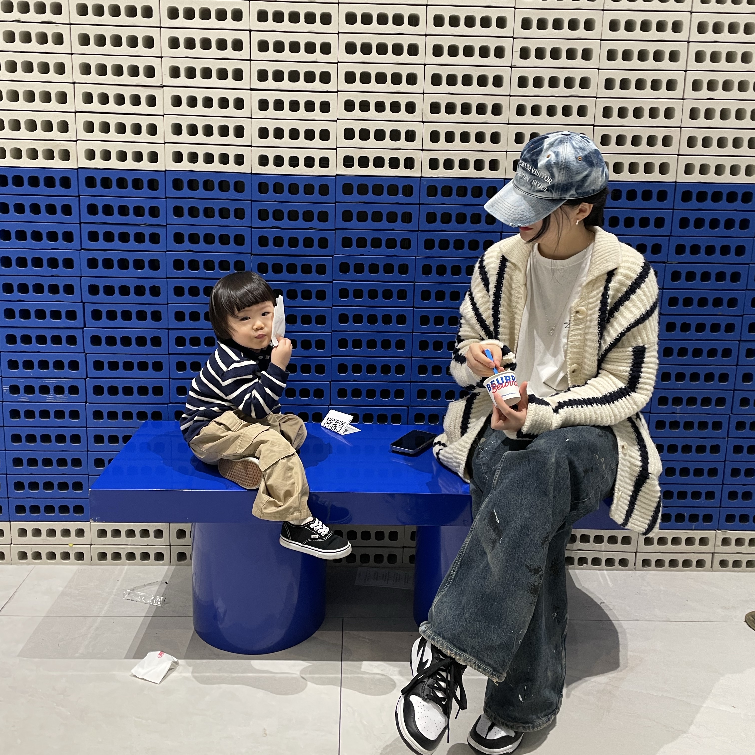 The Museum Visitor Washed Denim Ball Cap White Blue 착용 스타일