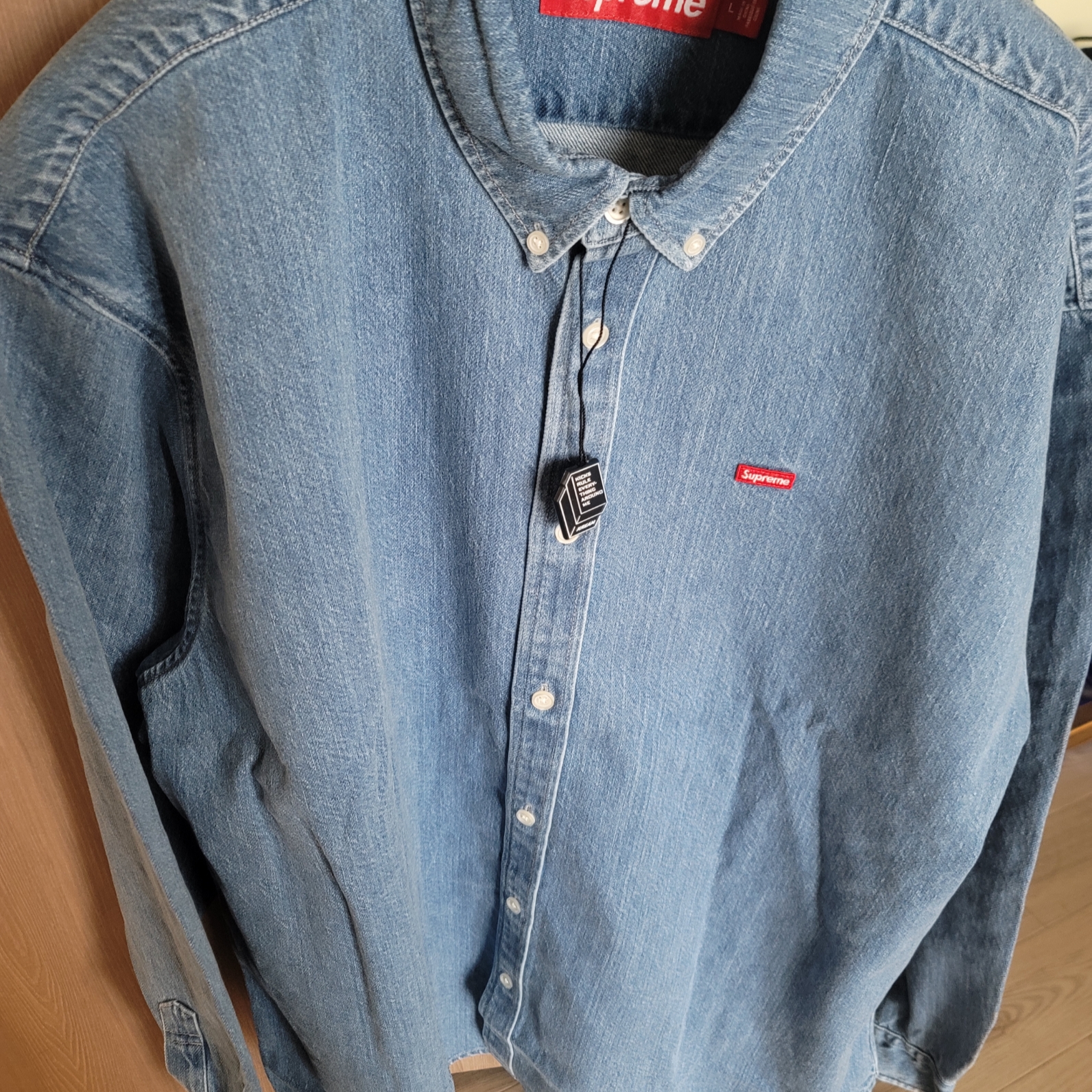 Supreme Small Box Shirt Denim - 23FW 착용 스타일