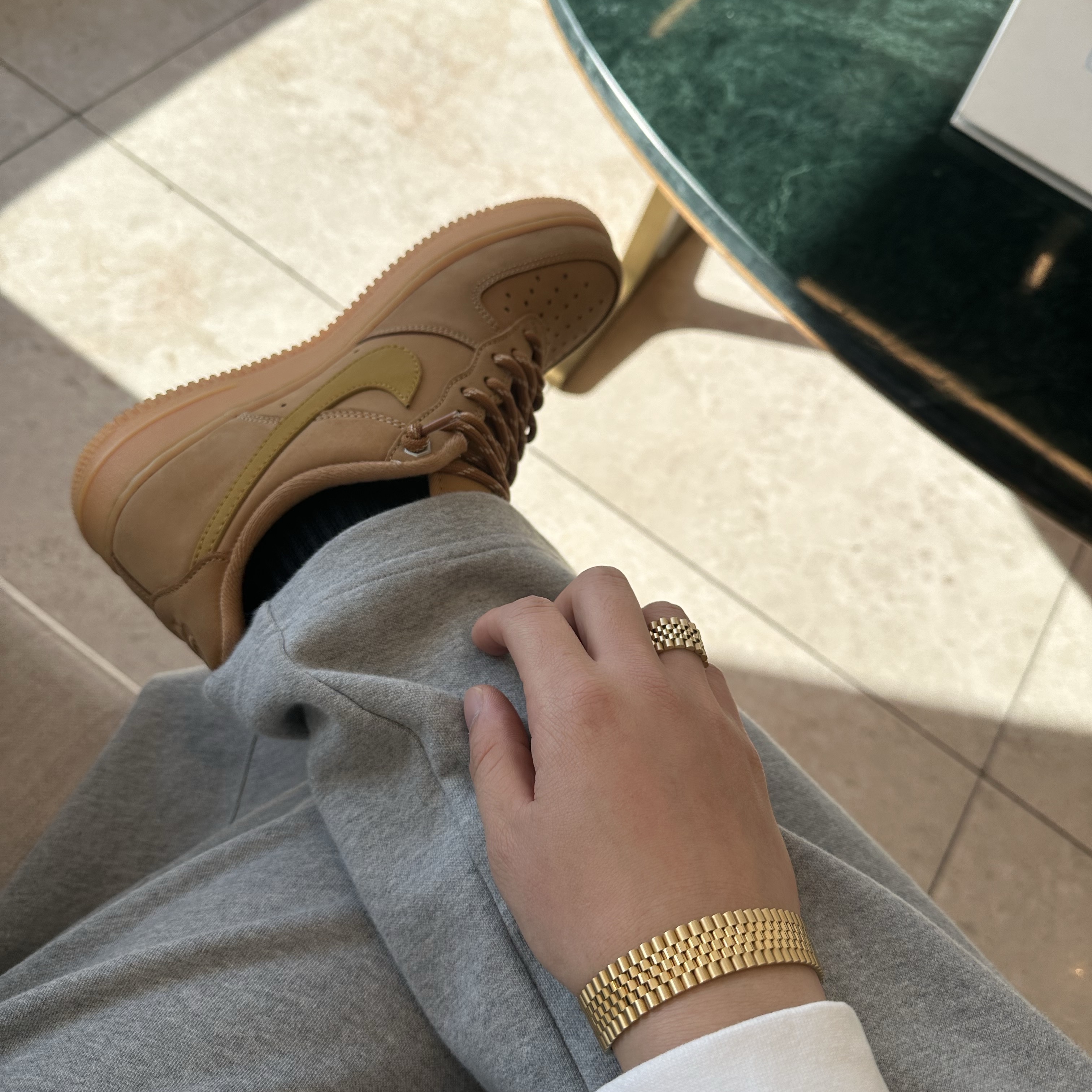 Nike Air Force 1 '07 WB Flax, National Geographic Rayman Short Length Down Jumper Carbon Black 착용 스타일 - 2