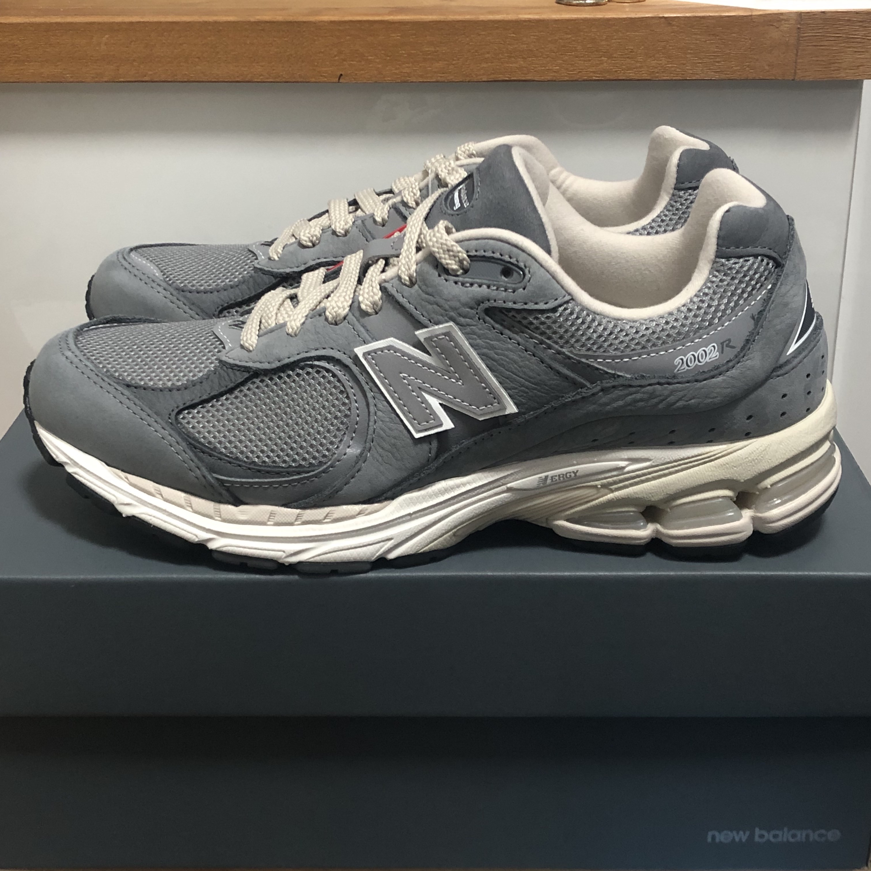 New Balance 2002R Premium Vintage Grey 착용 스타일