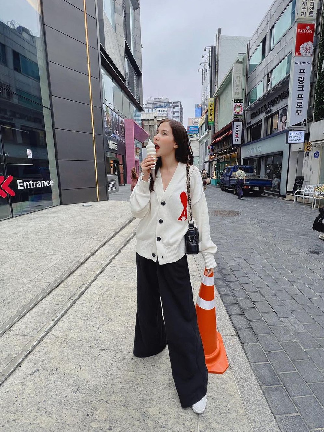 (W) Maison Kitsune Fox Head Patch Adjusted R-Neck Cardigan Wine Lees - 22FW, AMI de Coeur Cardigan Off White Red 착용 스타일 - 3