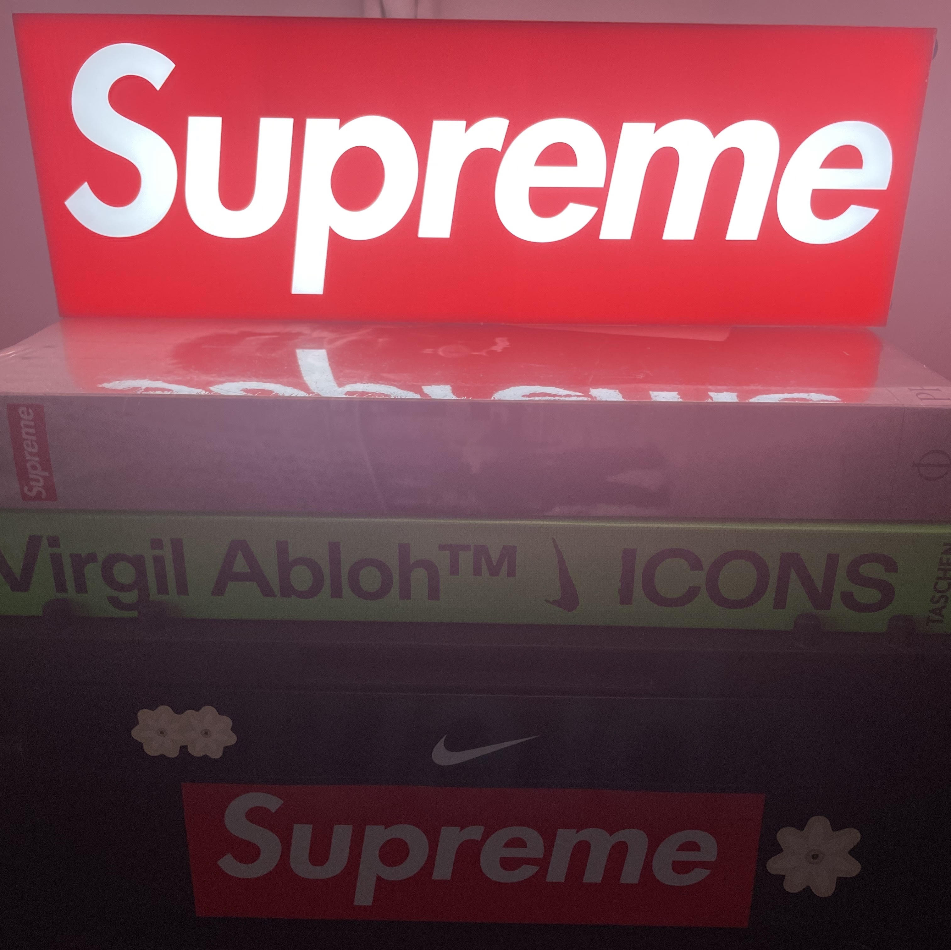 Supreme Box Logo Lamp Red - 23FW, Nike x Virgil Abloh Icons The Ten Something's Off Book 착용 스타일