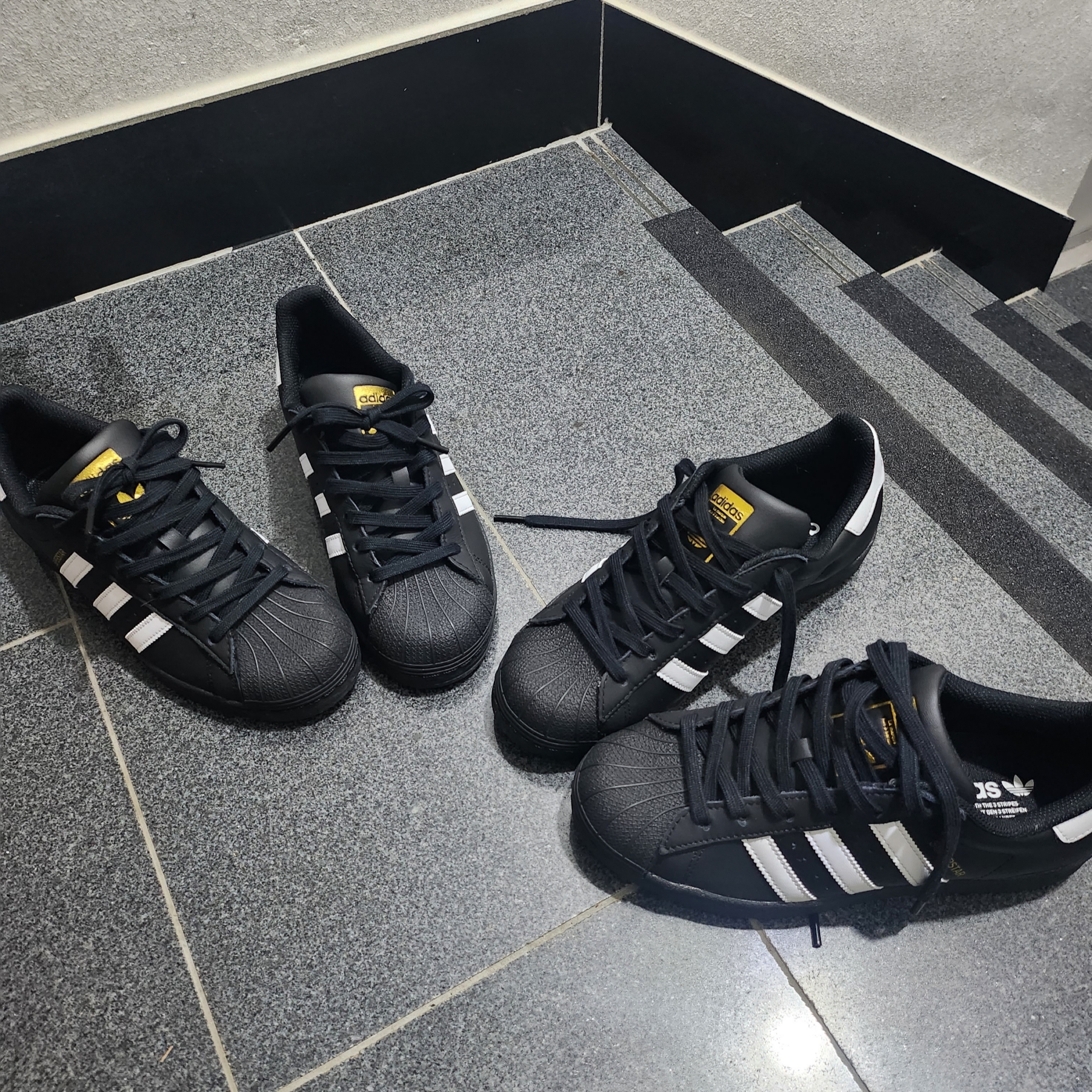 (J) Adidas Superstar Black White 착용 스타일