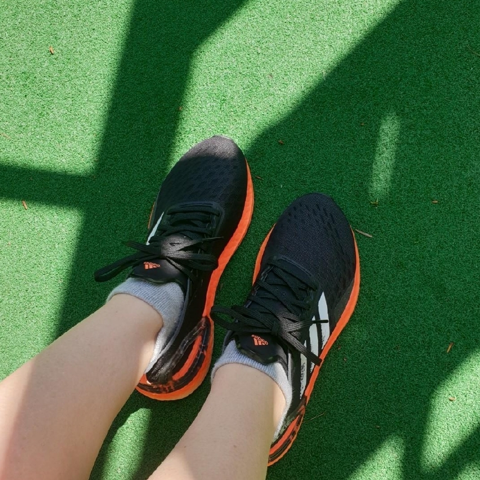 (W) Adidas Ultraboost PB Core Black Signal Coral 착용 스타일 - 2