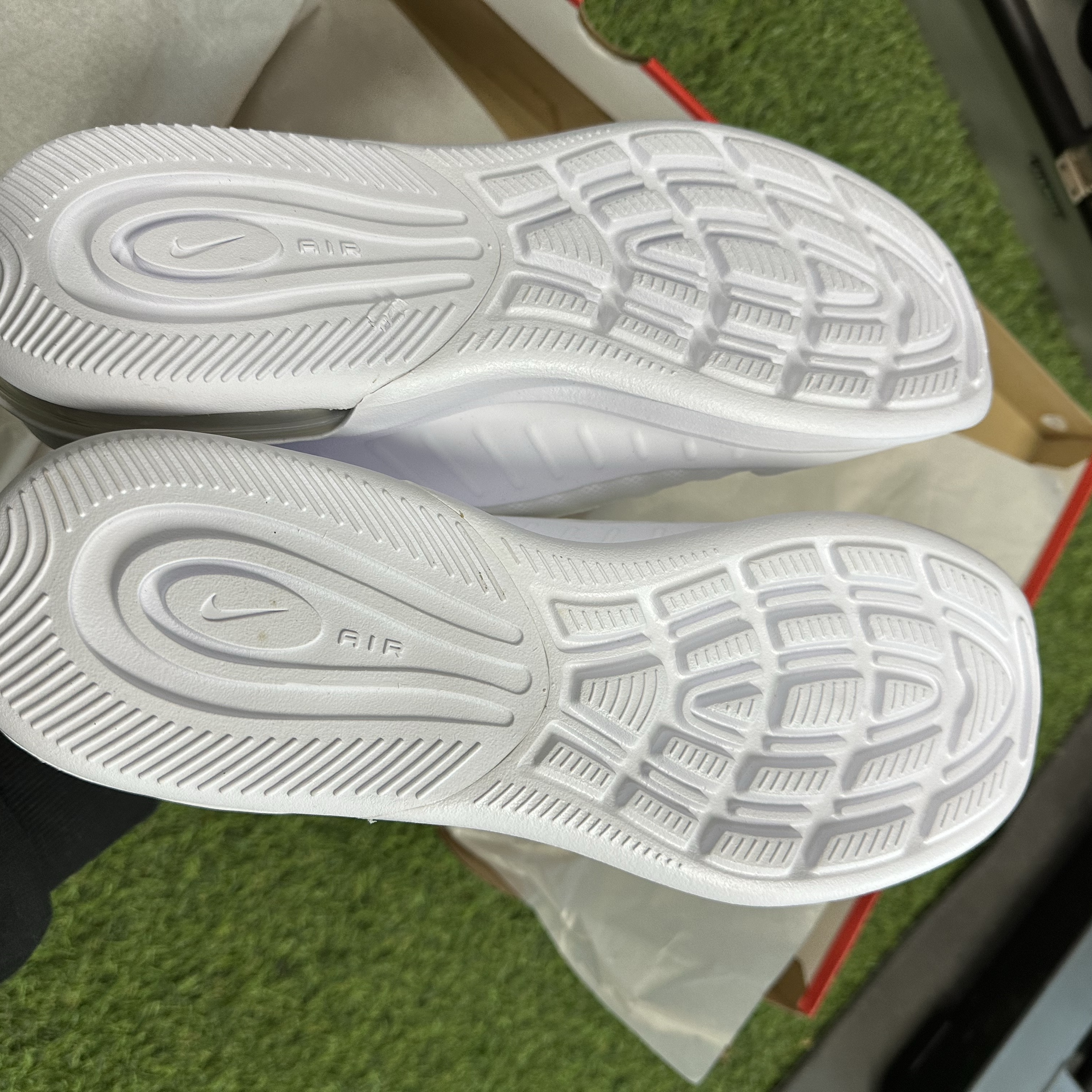 Nike Air Max Axis White Black 착용 스타일