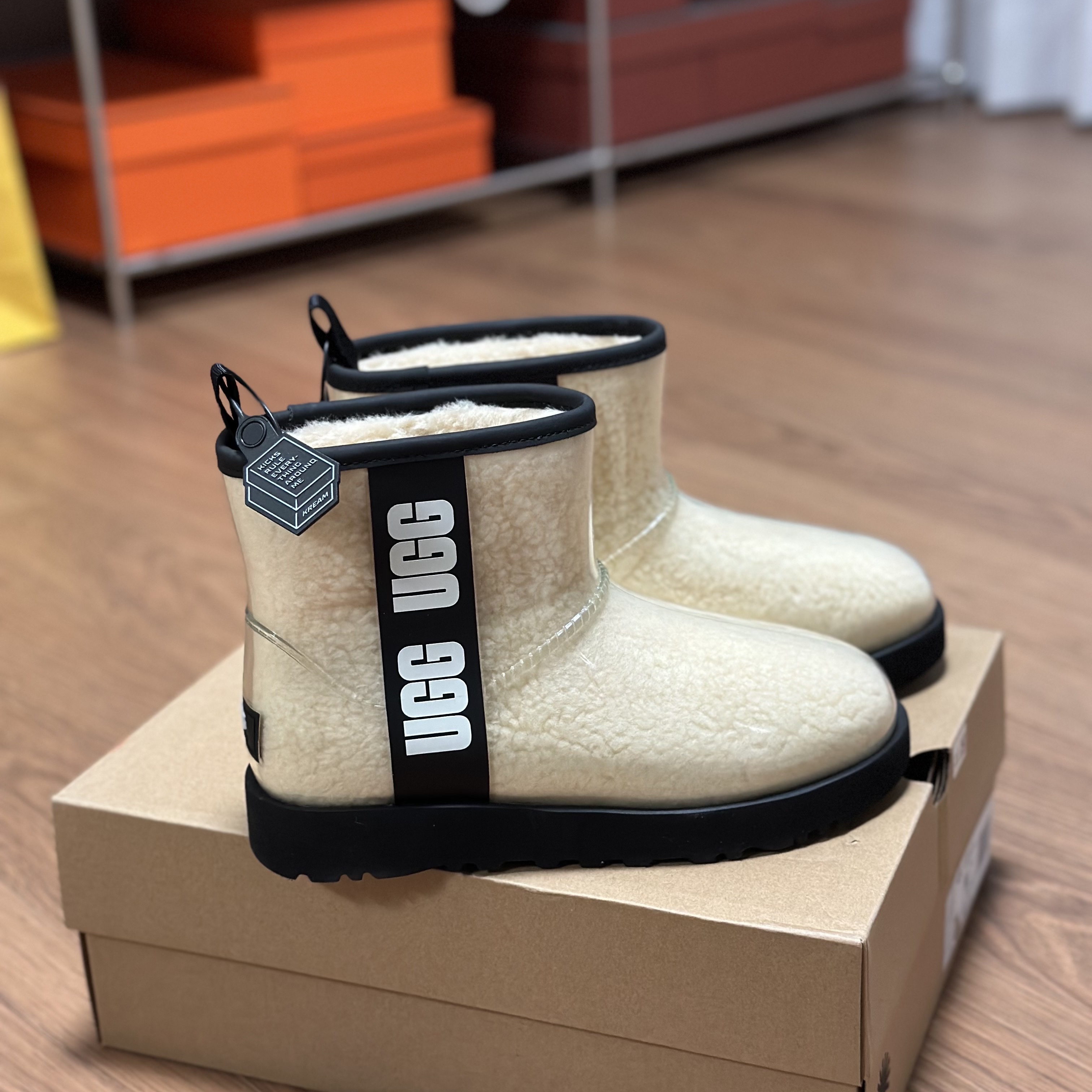 (W) UGG Classic Clear Mini Boots Natural Black 착용 스타일