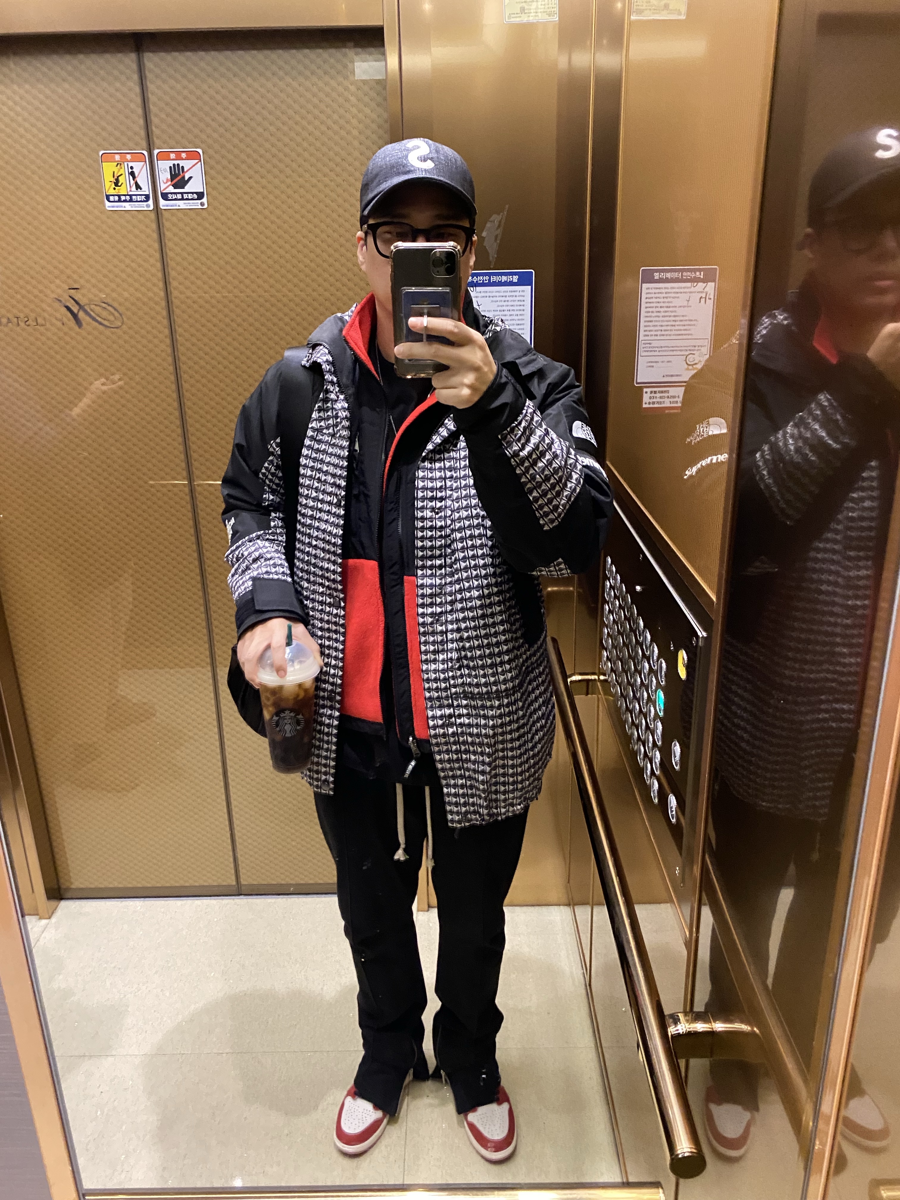 Jordan 1 Retro High OG Chicago 2022, Supreme x The North Face Studded Mountain Light Jacket Black - 21SS 착용 스타일