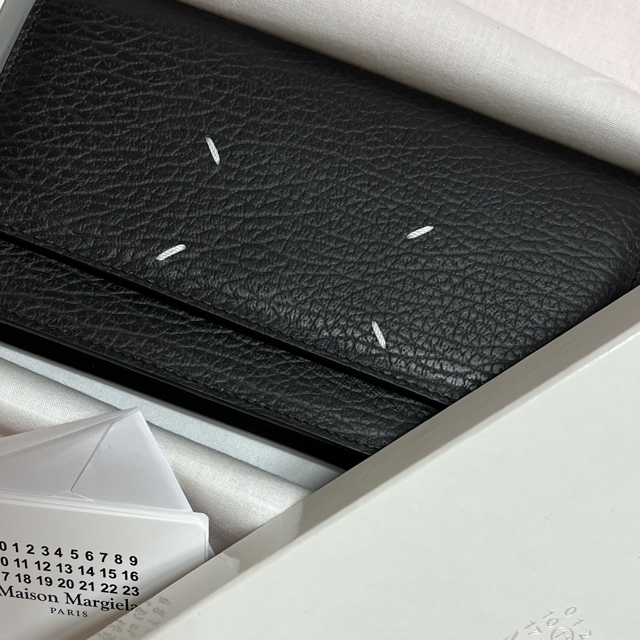 Maison Margiela Four Stitches Chain Flap Wallet Black 착용 스타일 - 2