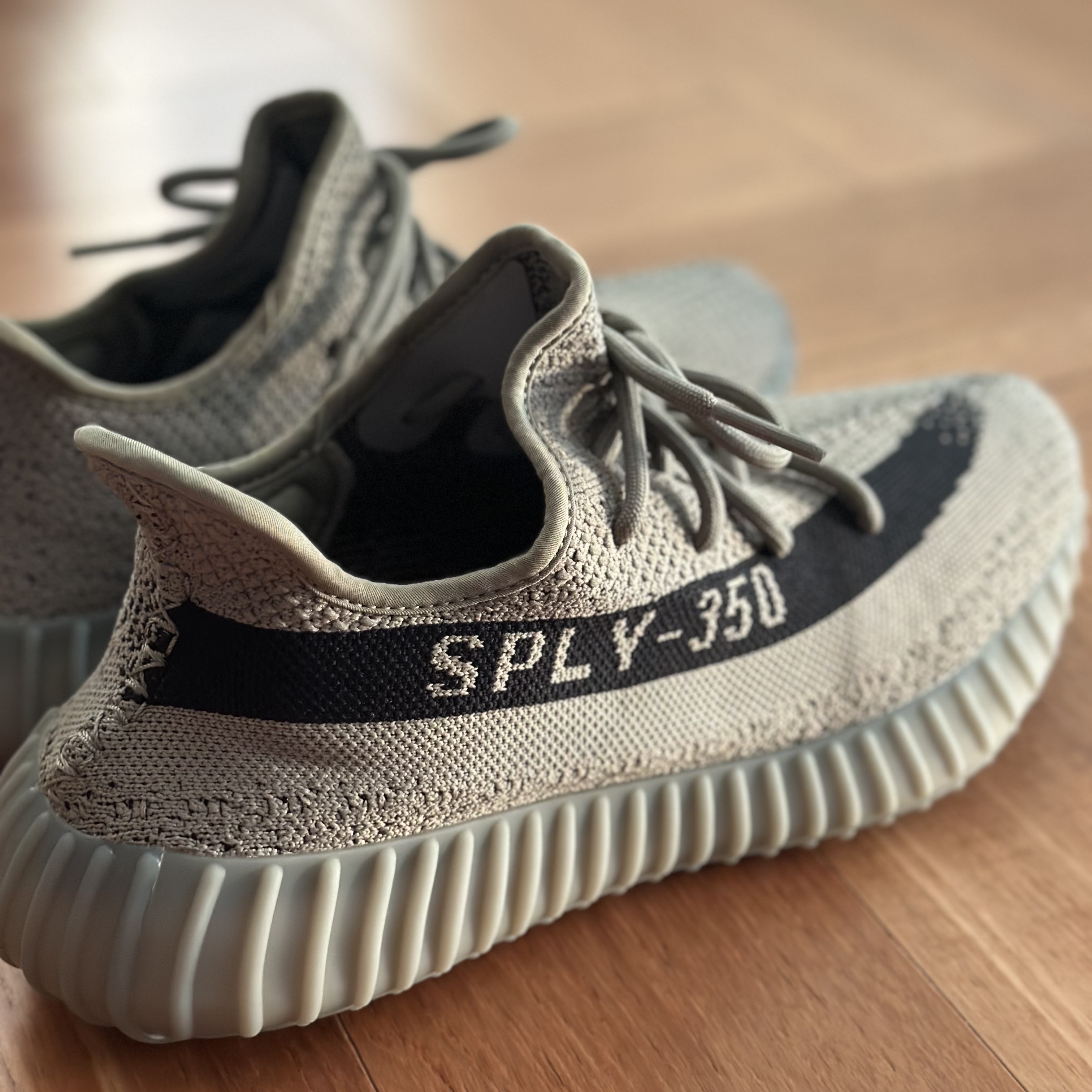 Adidas Yeezy Boost 350 V2 Granite Core Black 착용 스타일