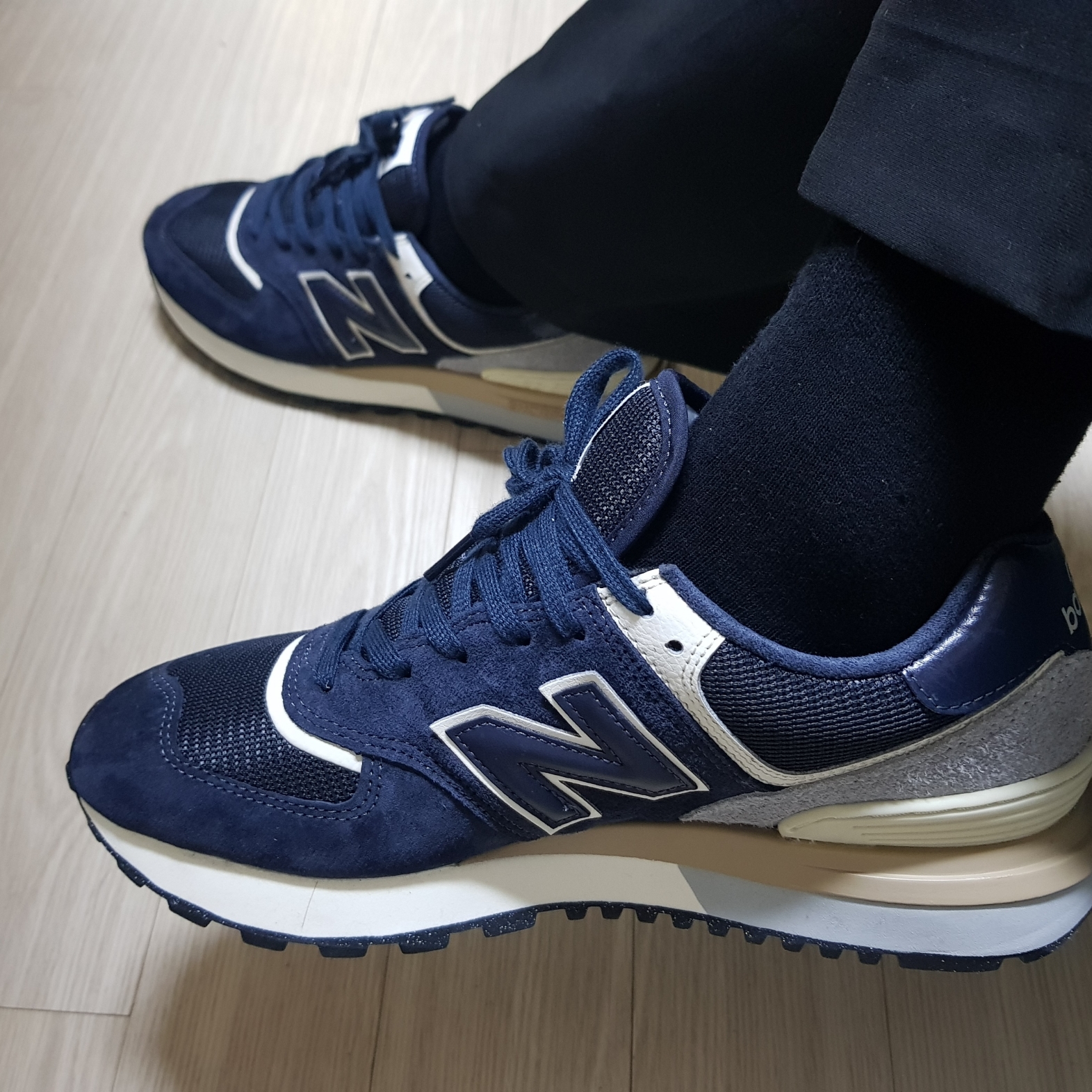 New Balance 574 Legacy Blue Navy 착용 스타일