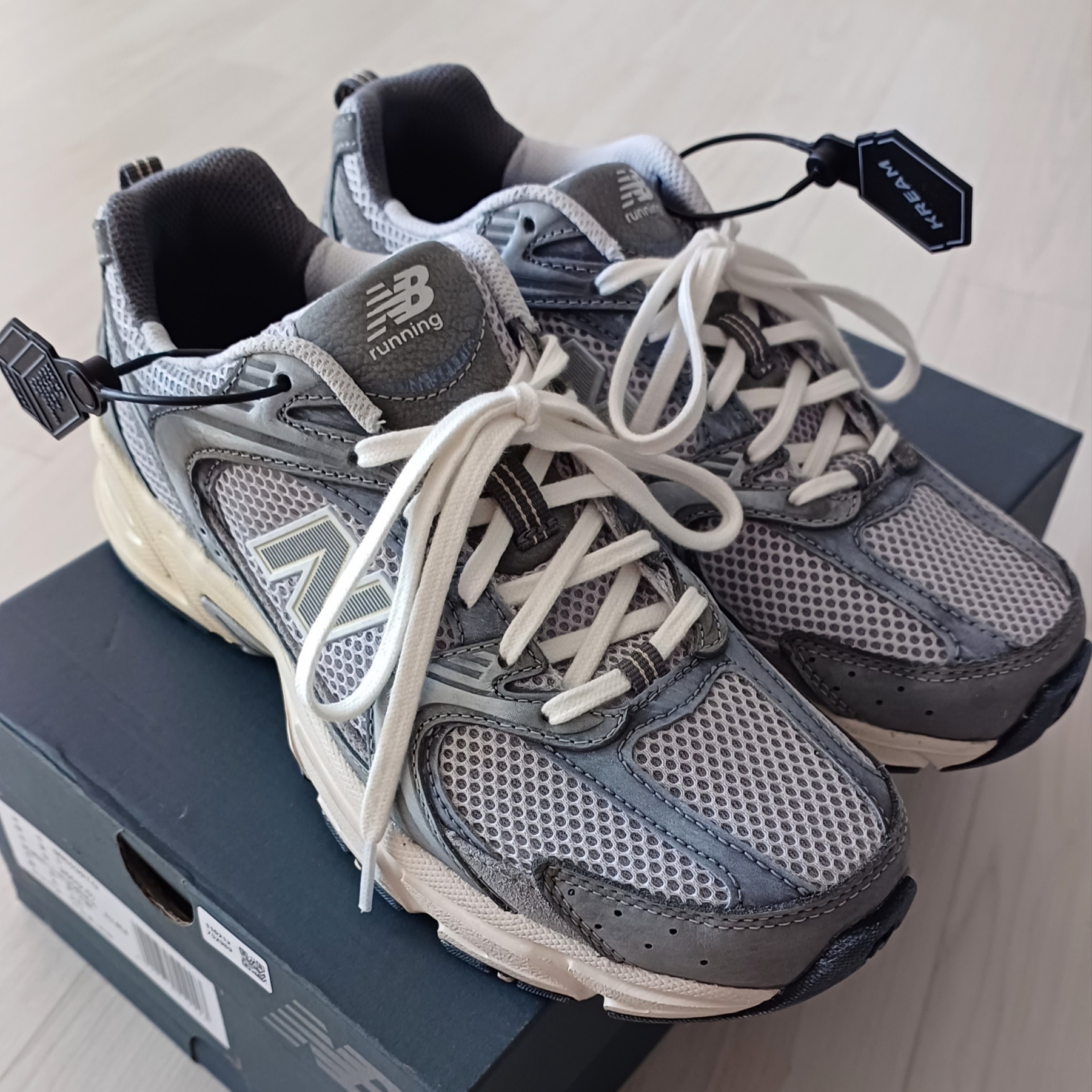 New Balance 530 Premium Vintage Grey Matter 착용 스타일 - 2