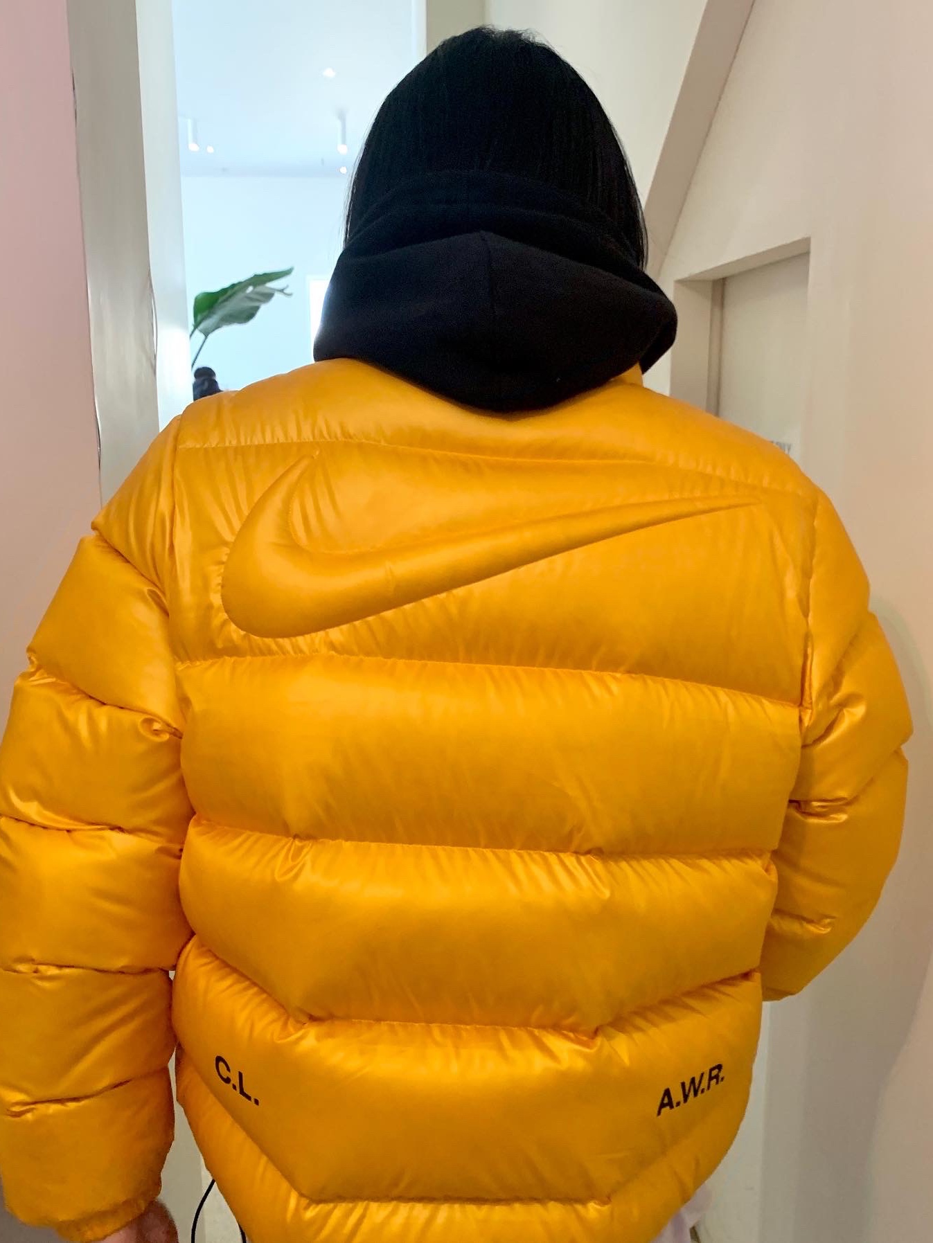 Nike x Drake Nocta Puffer Jacket University Gold - US/EU, Jordan 1 Retro High OG Pollen 착용 스타일 - 1