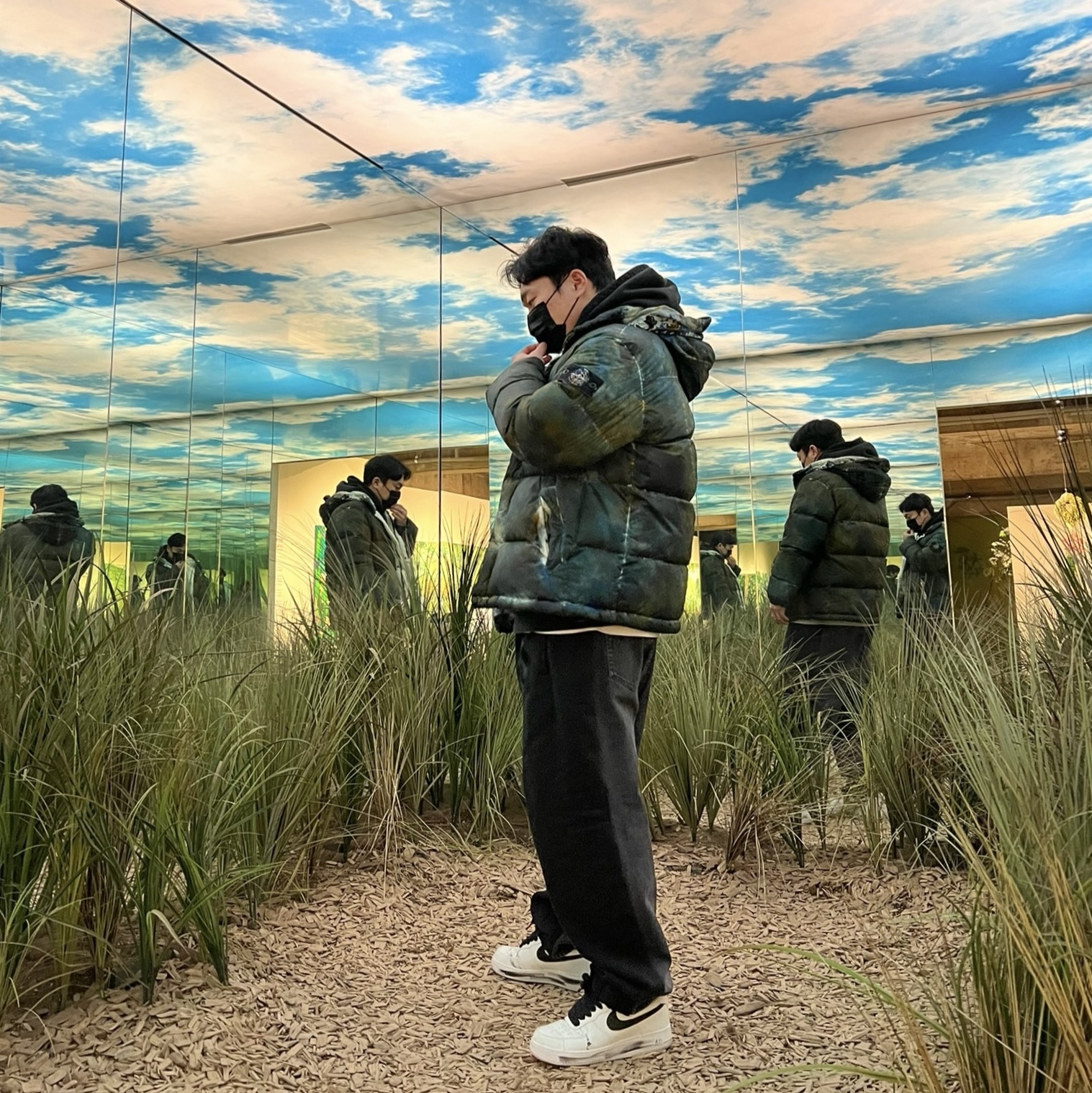 Supreme x Stone Island Painted Camo Crinkle Down Jacket Dark Teal - 20FW, Supreme x Bless Sweatpant Jean Black - 23FW 착용 스타일