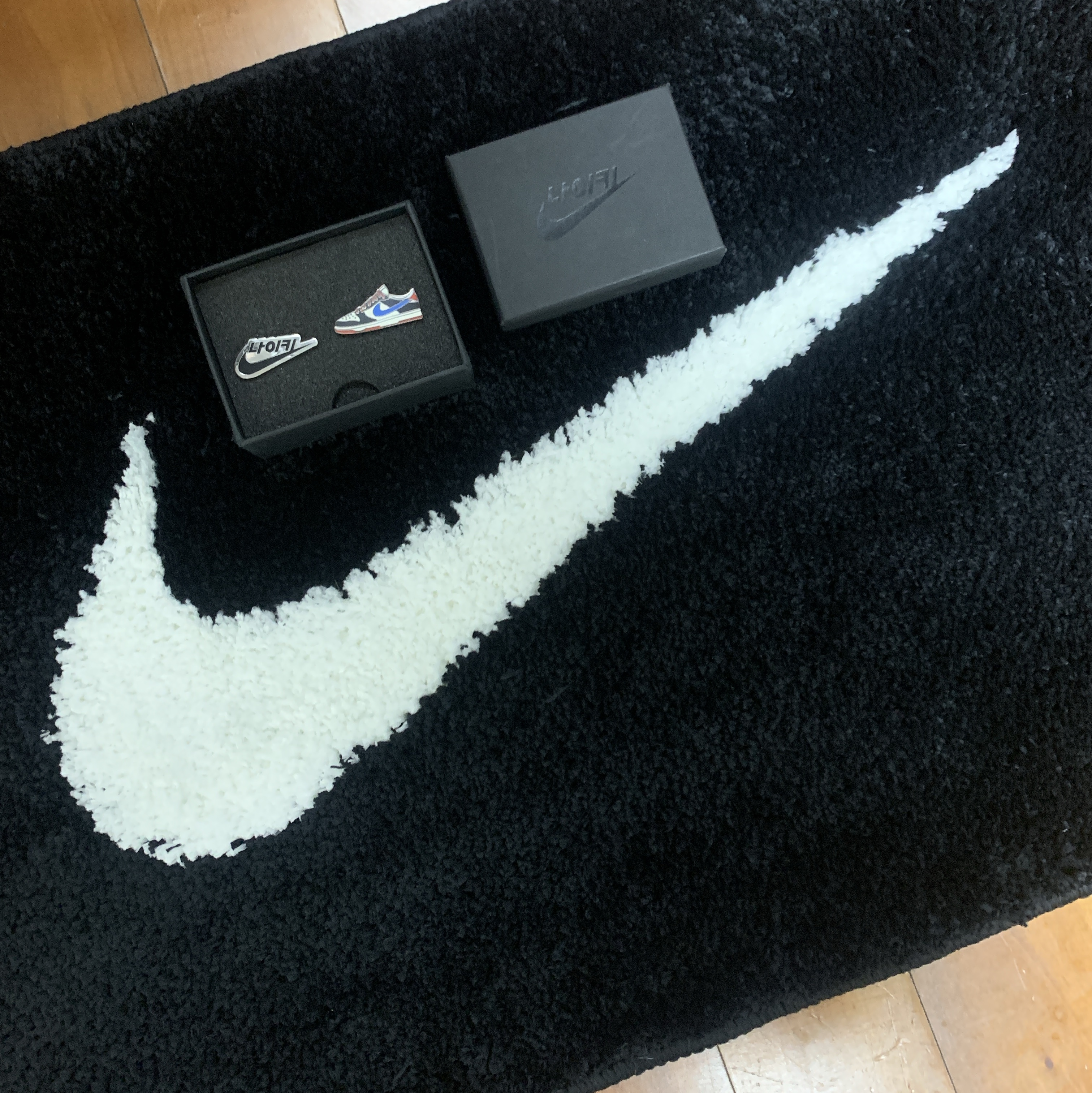 Nike Swoosh Rug Black White, Nike Dunk Low SE Seoul (With Special Gift) 착용 스타일