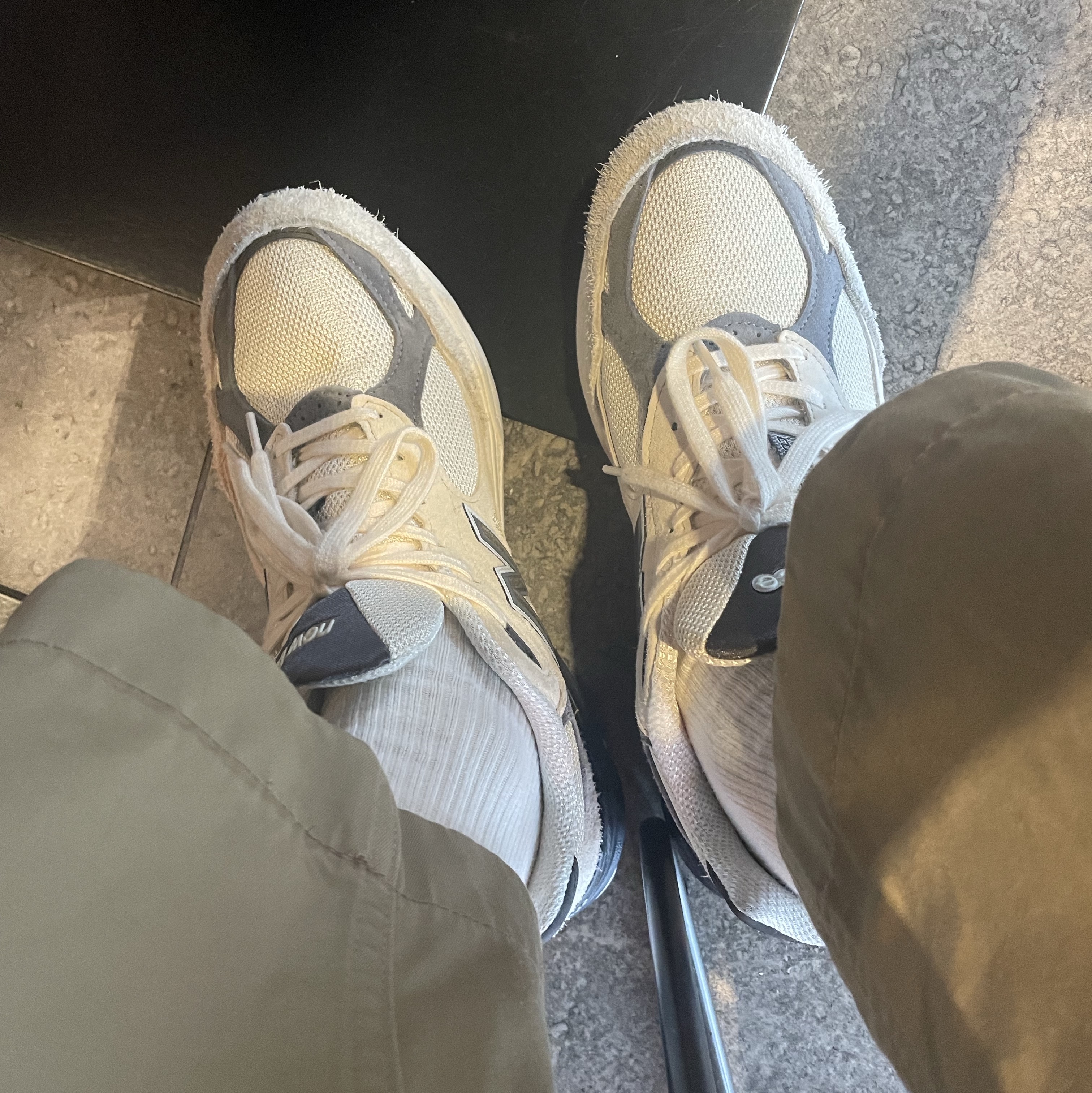 New Balance 990v3 Made in USA Moonbeam Macadamia Nut 착용 스타일