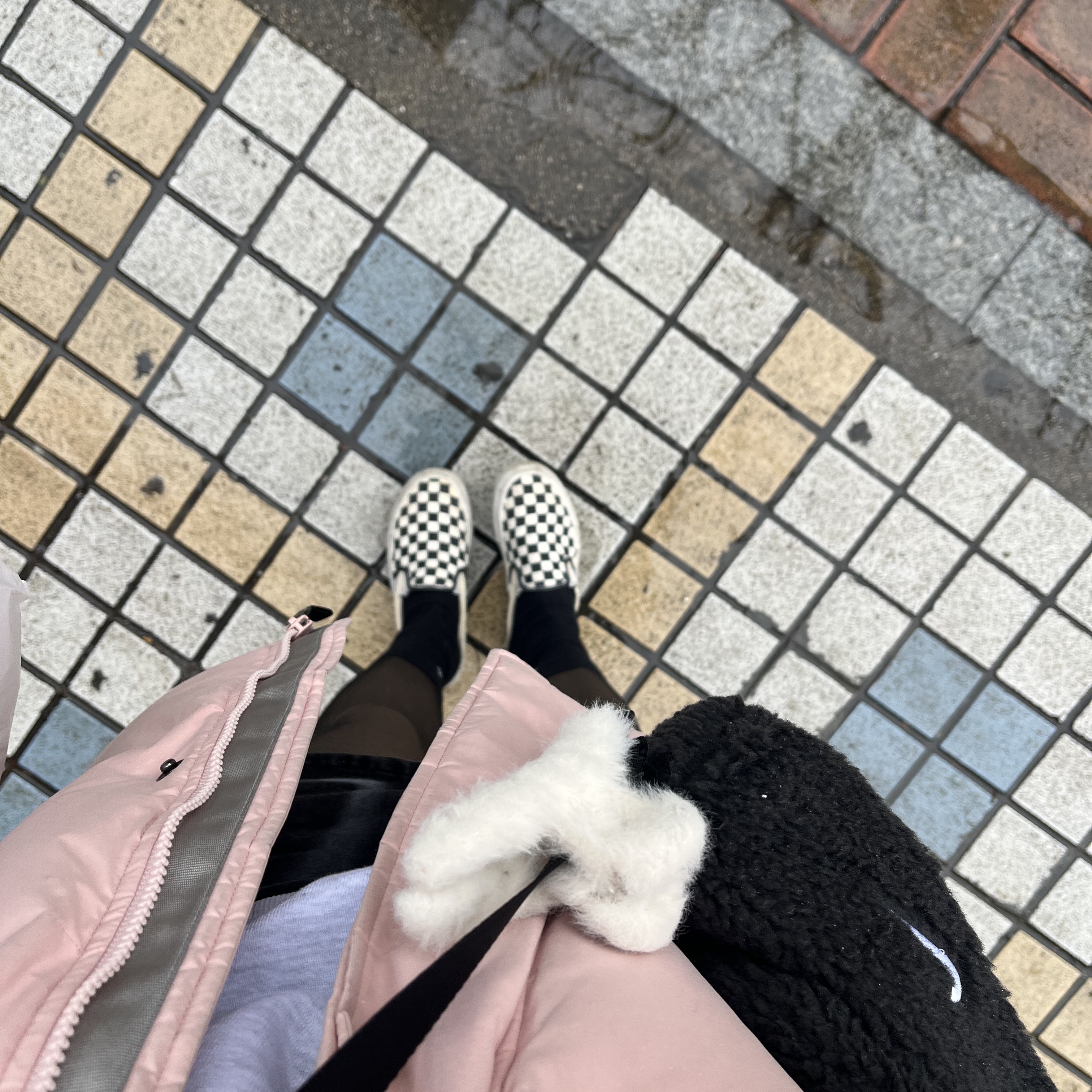 (Kids) Nike NSW Faux Fur Crossbody Bag Black 착용 스타일