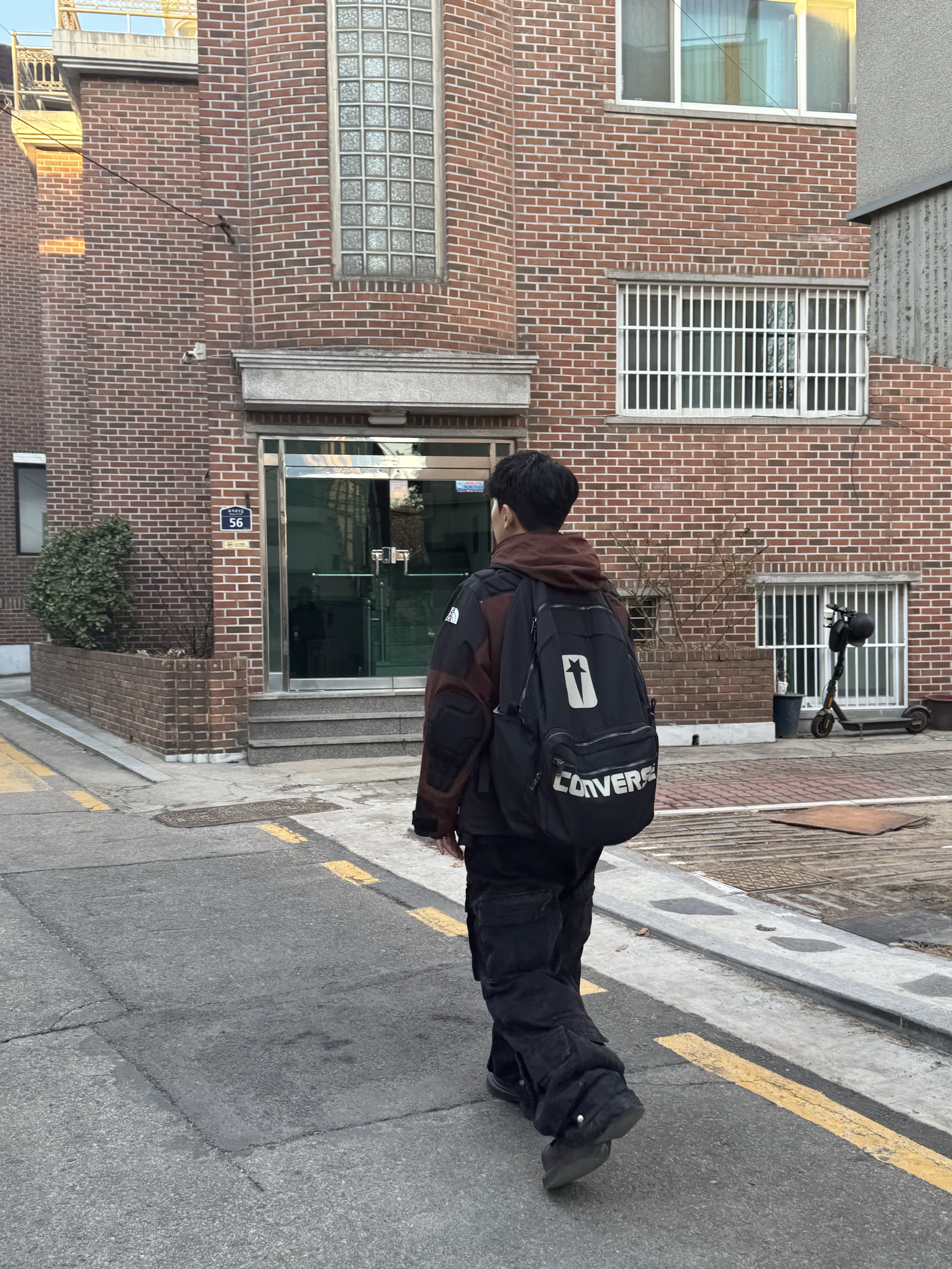 Supreme x The North Face Steep Tech Apogee Jacket Brown - 22FW, Project G/R Crinkle Denim Cargo Pants Black 착용 스타일 - 3