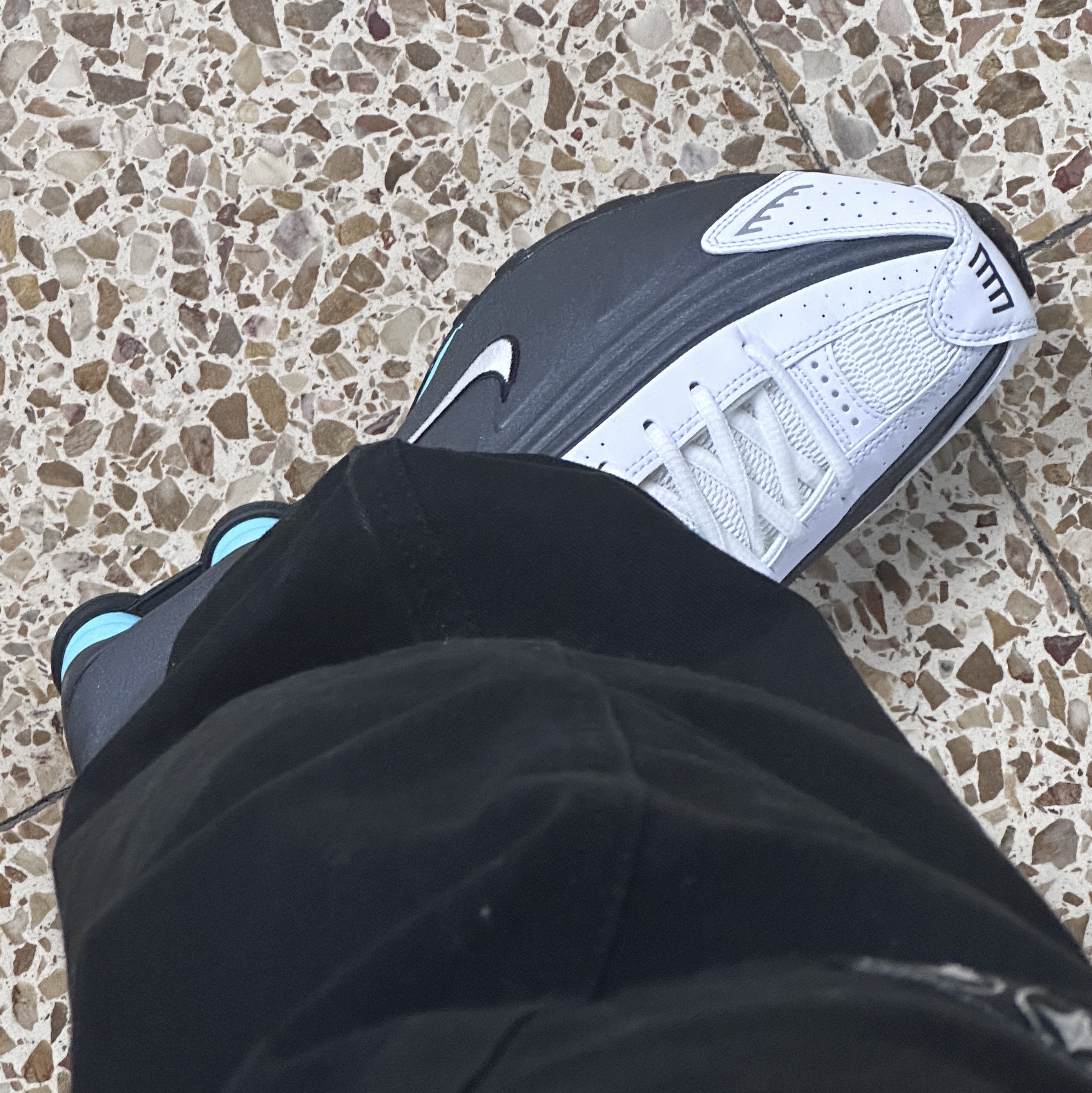 Nike Shox R4 Black and Metallic Silver 착용 스타일