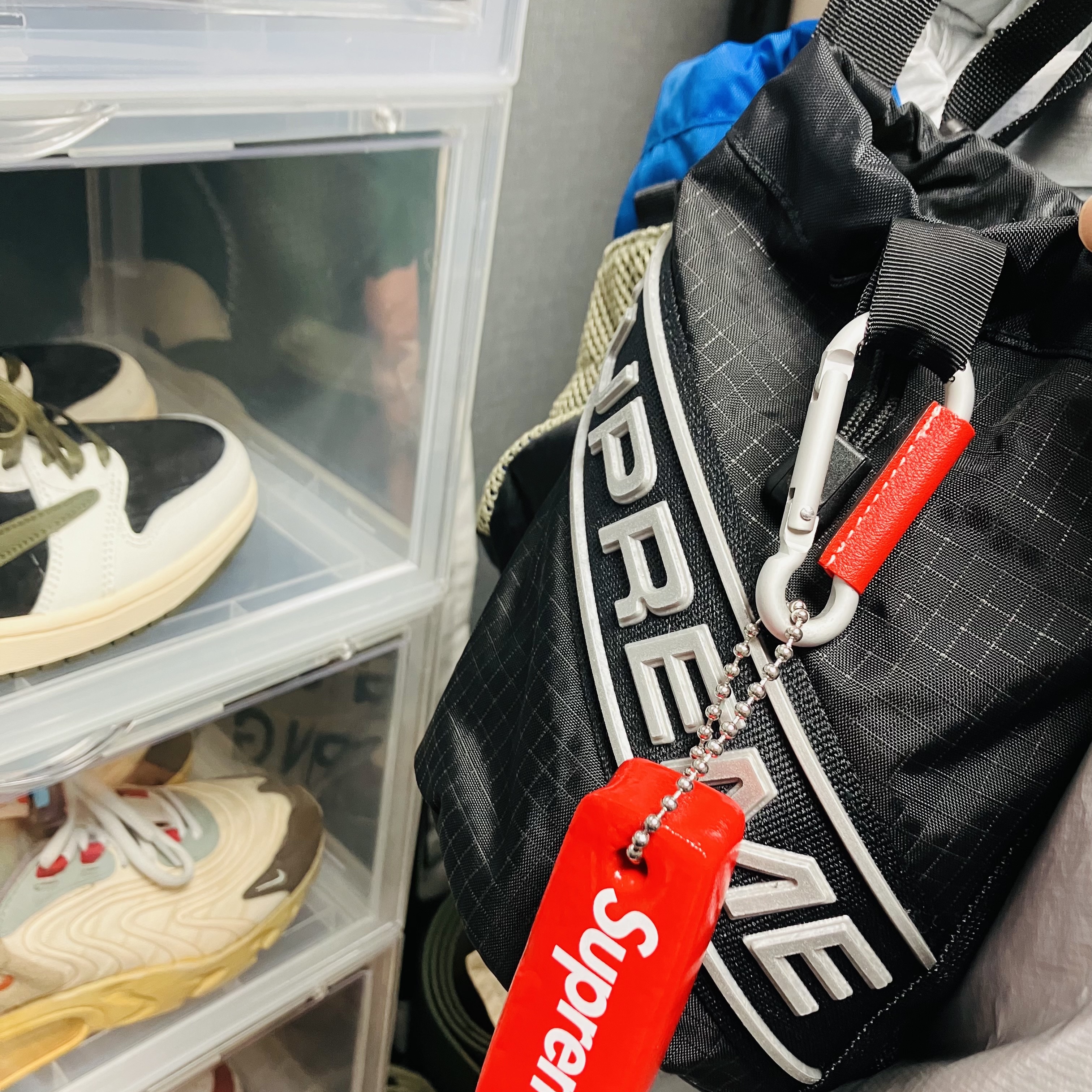 Supreme Small Cinch Pouch Black - 23FW, Supreme Floating Keychain Red - 23FW 착용 스타일