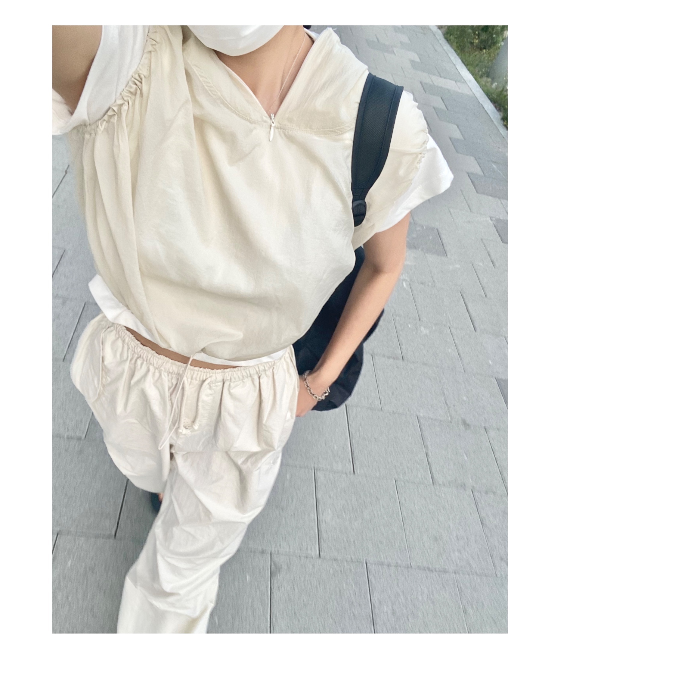 Jacquemus Le Bob Artichaut Bucket Hat Off White, Arc'teryx Heliad 15 Backpack Black 착용 스타일 - 2